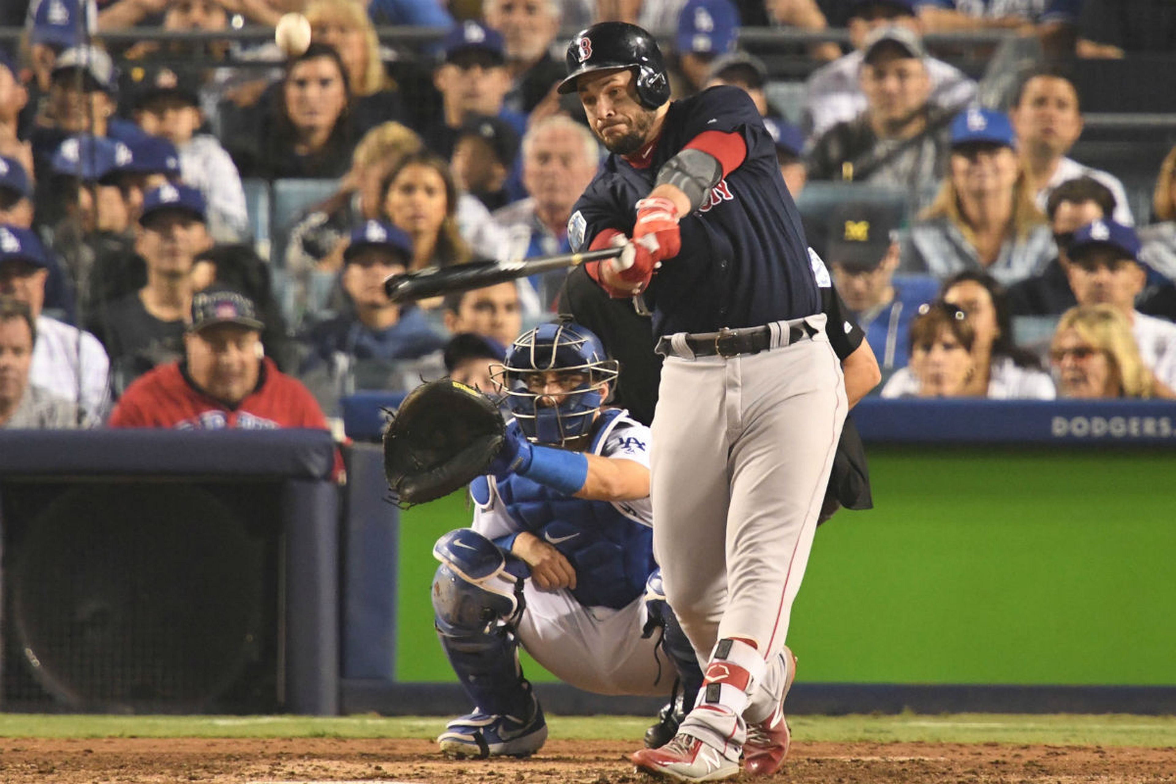 Steve Pierce, de los Boston Red Sox, batea una bola ante los Dodgers.