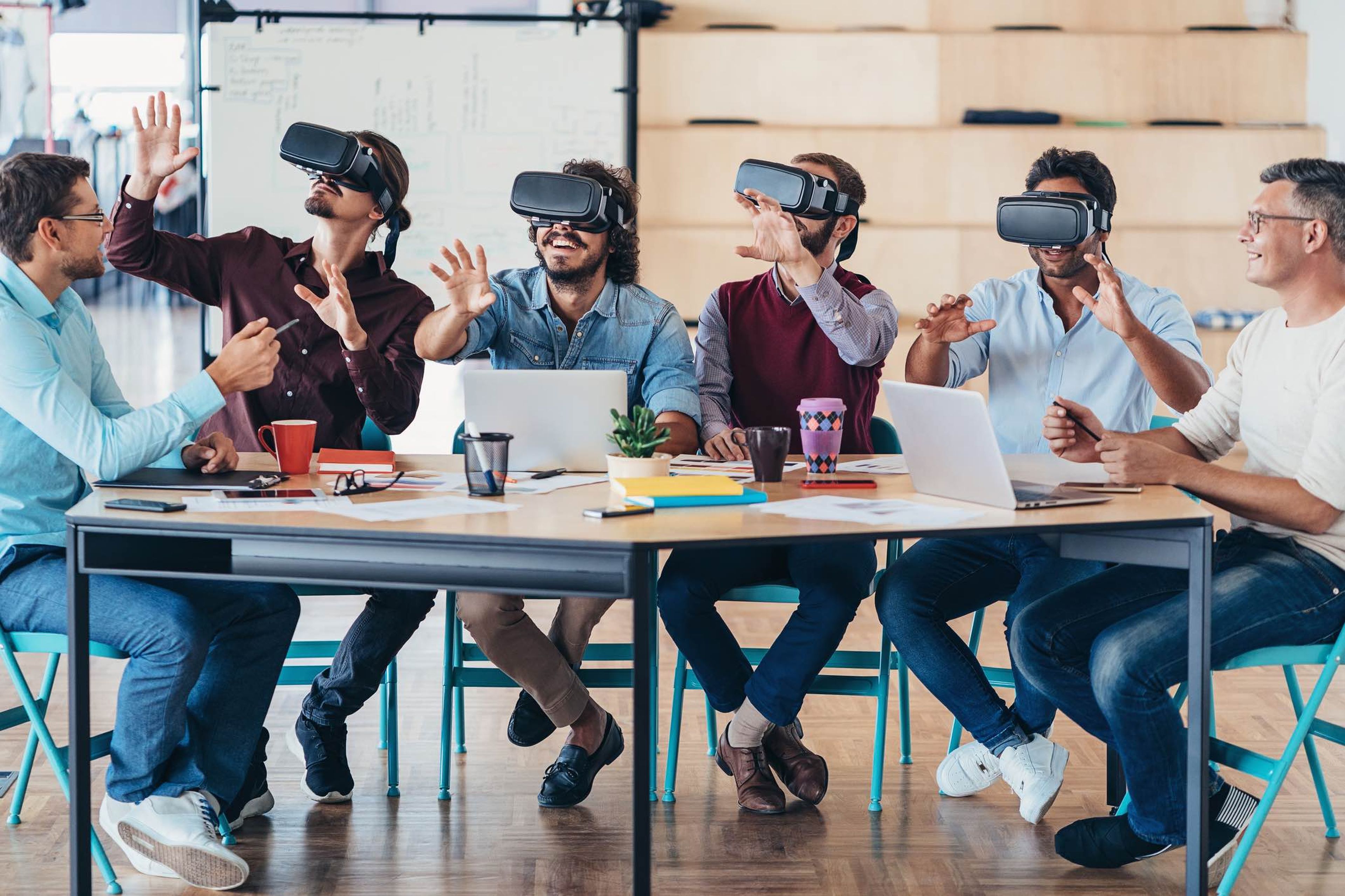 Un grupo de trabajadores utilizando gafas de realidad virtual en una oficina