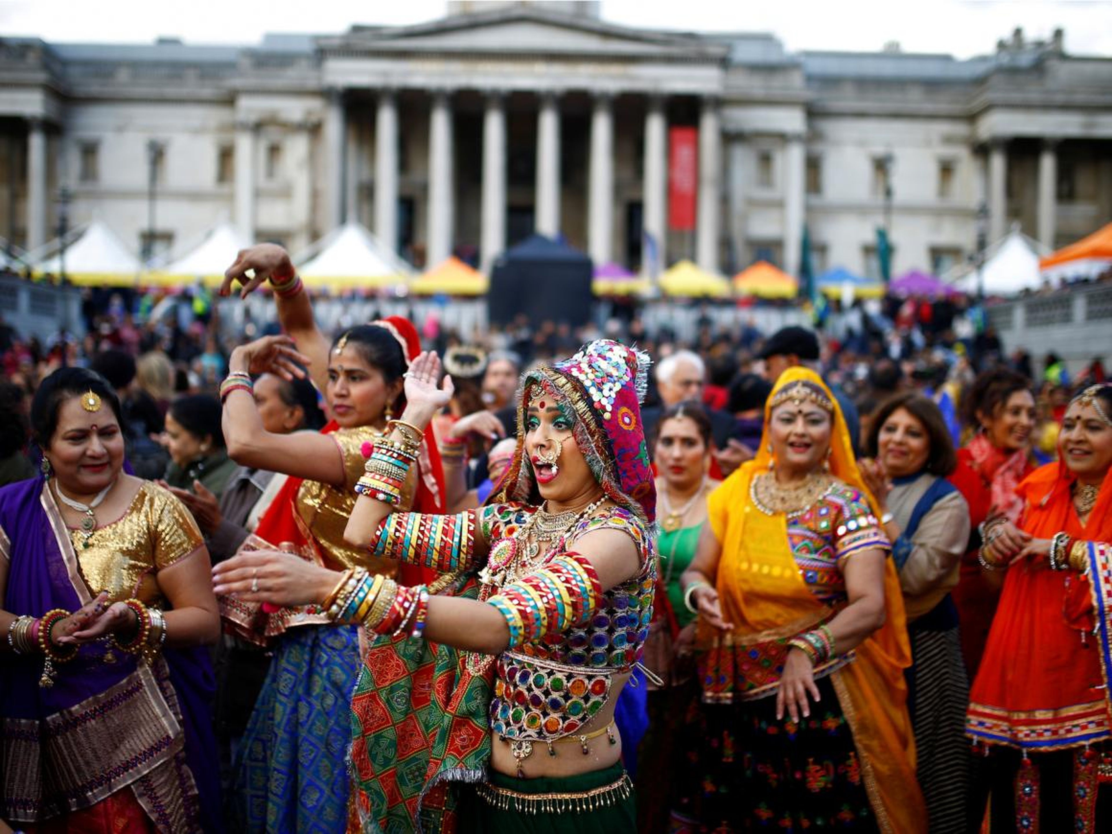 Bailarinas en Londres durante el Diwali de 2018.