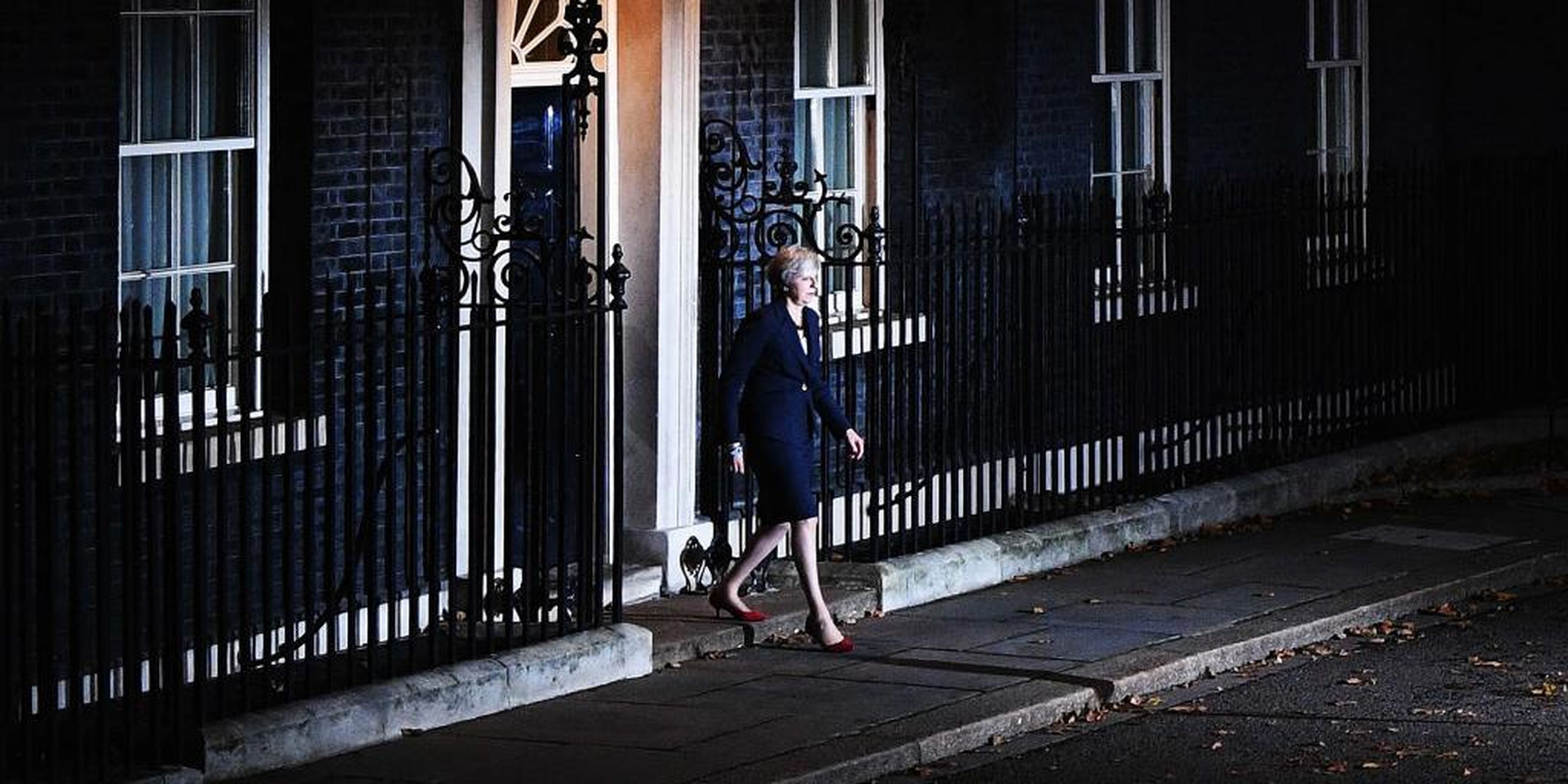 Theresa May saliendo de Downing Street.