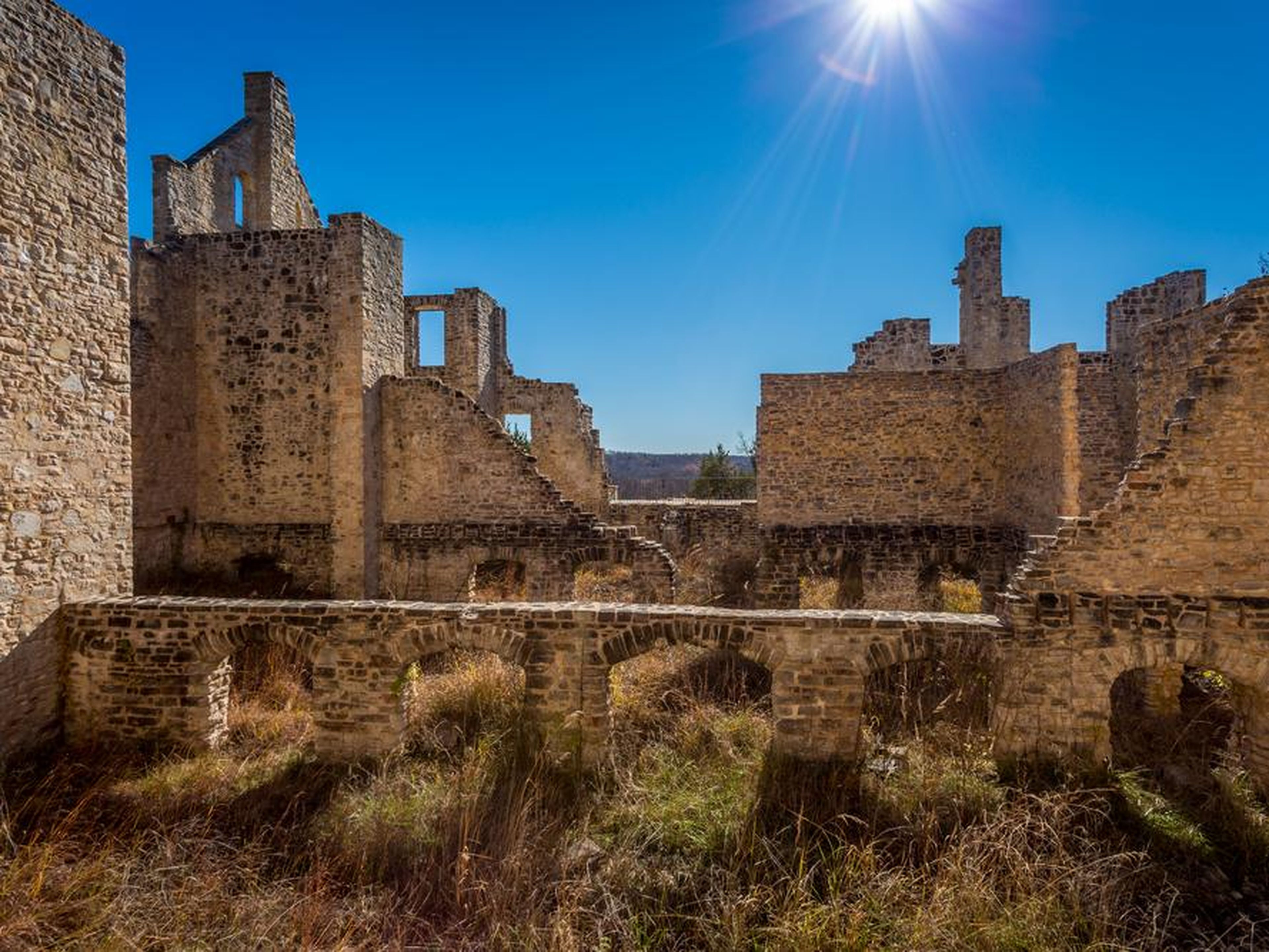 These ruins that resemble an ancient European castle actually sit just outside of Kansas City, Missouri, and are the results of a dream of businessman Robert Snyder, who wanted to build a European-style castle in Missouri.