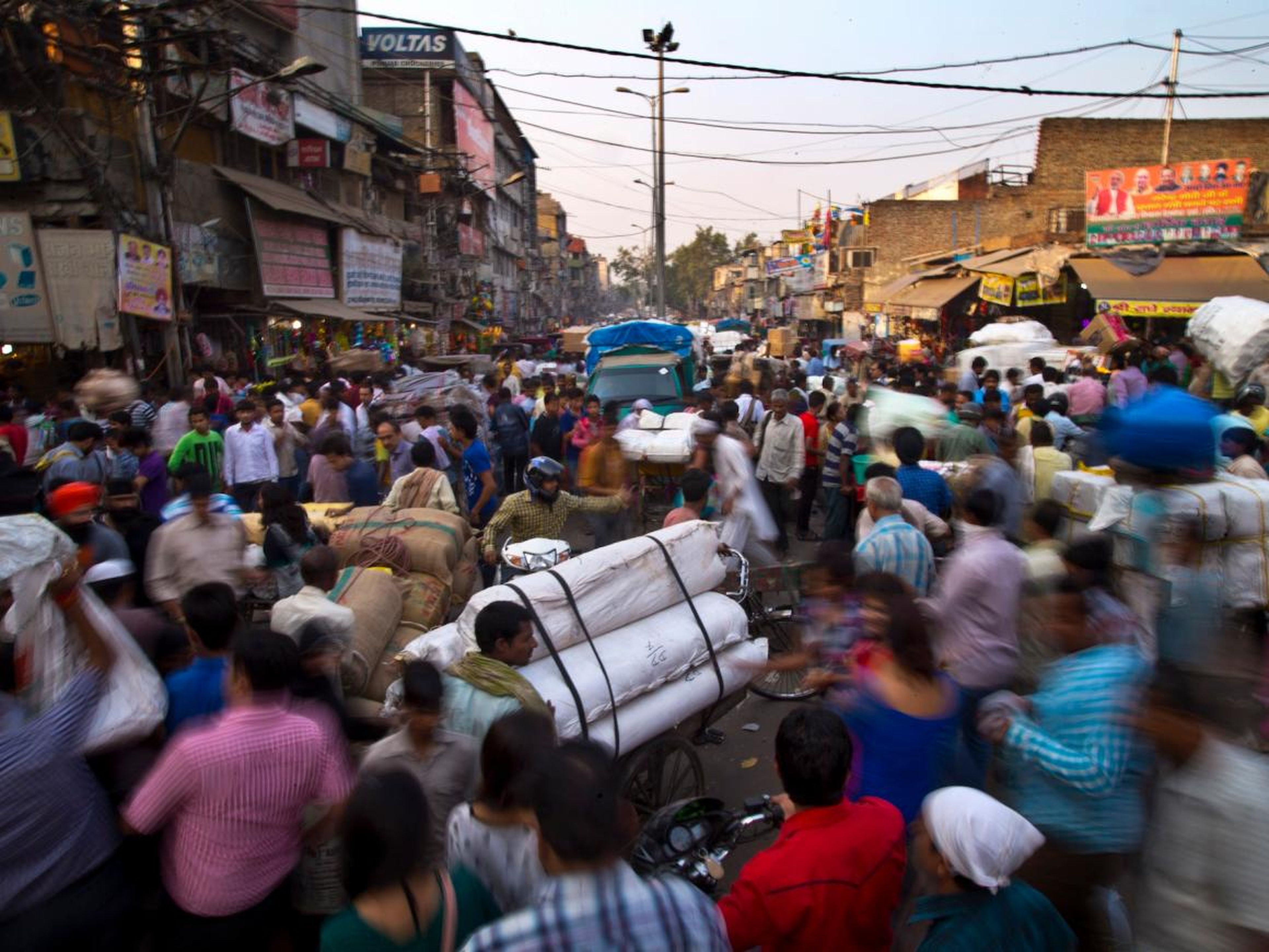 Thousands of people hit the streets in India for not-to-miss bargains on clothes, jewelry, lights, and more.