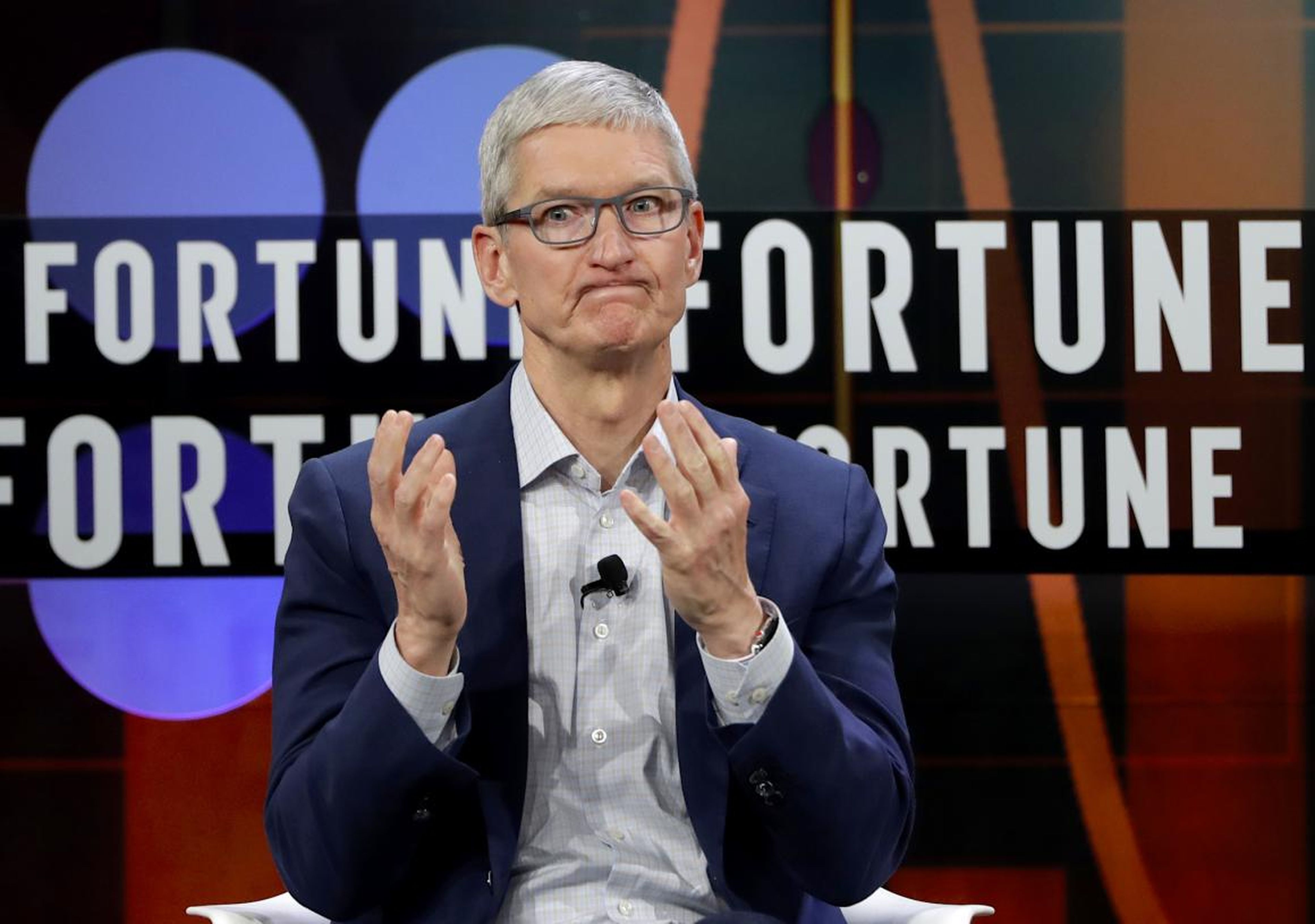 [RE] Tim Cook, CEO de Apple, quien recientemente ha estado enviando señales confusas acerca de cuánto deberían preocuparse sus inversores en relación a la venta de dispositivos.