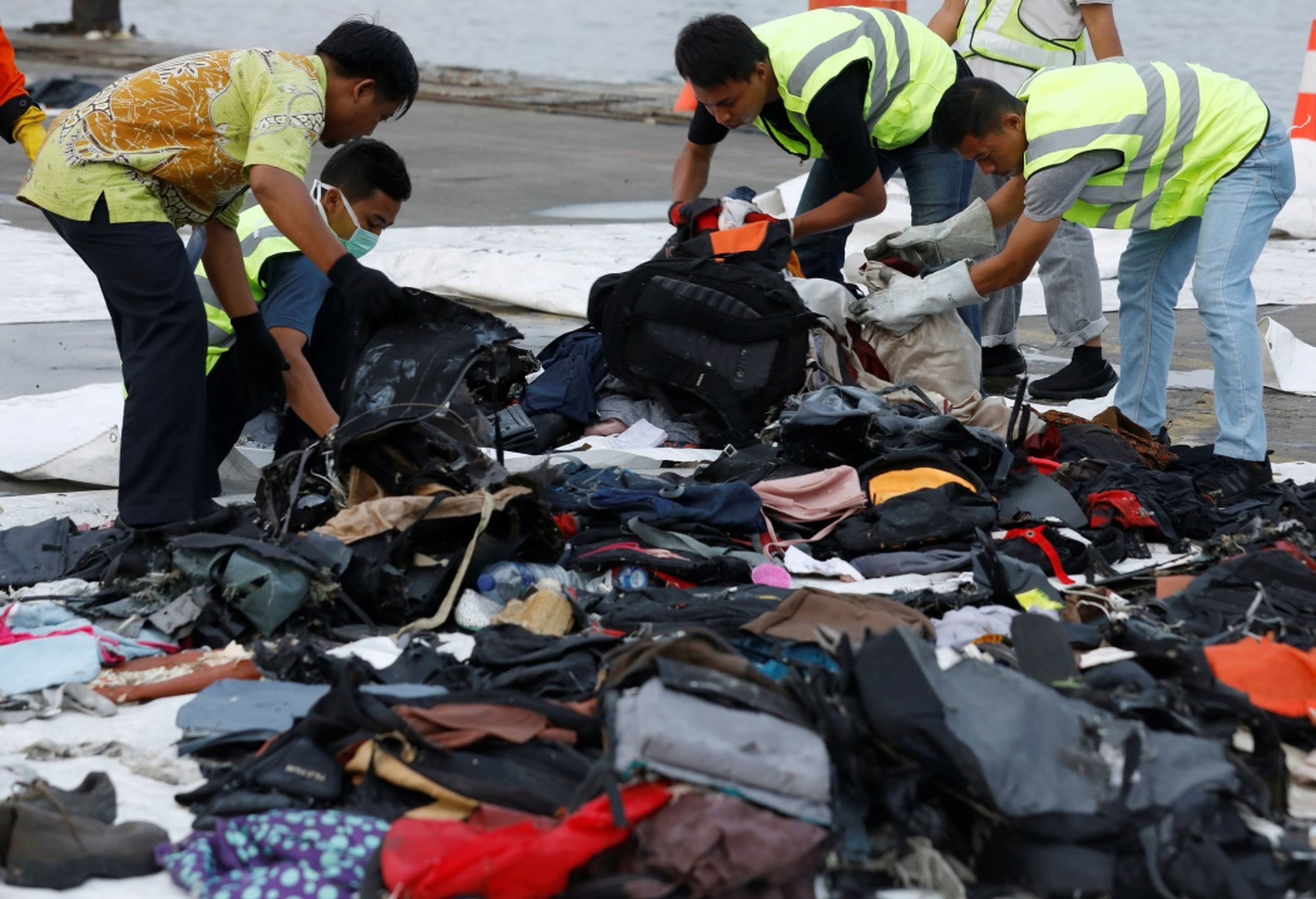 Trabajadores recogiendo las pertenencias recuperadas del avión Lion Air siniestrado en el puerto de Yakarta, Indonesia, el 2 de noviembre.