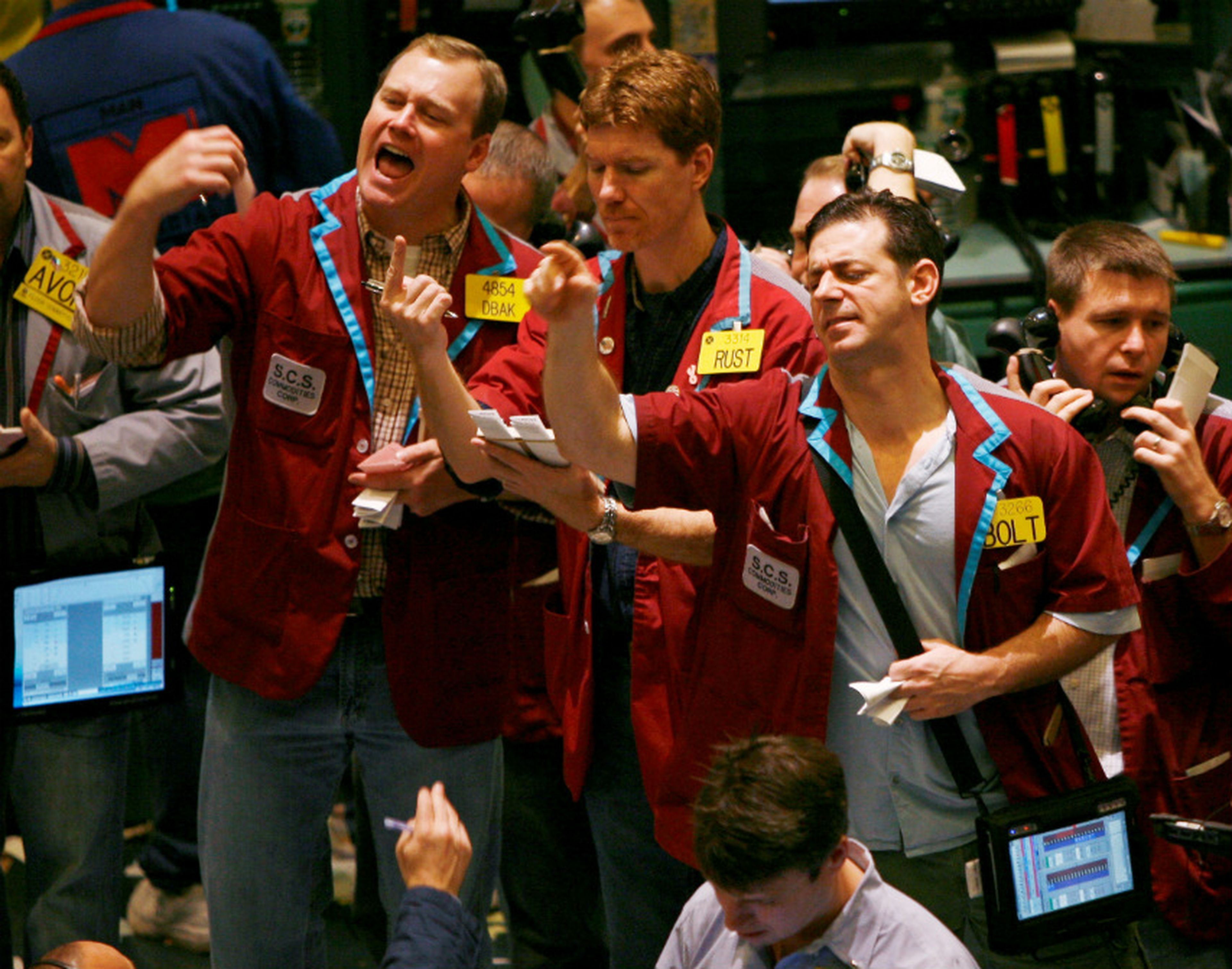 traders atentos a las operaciones en Wall Street