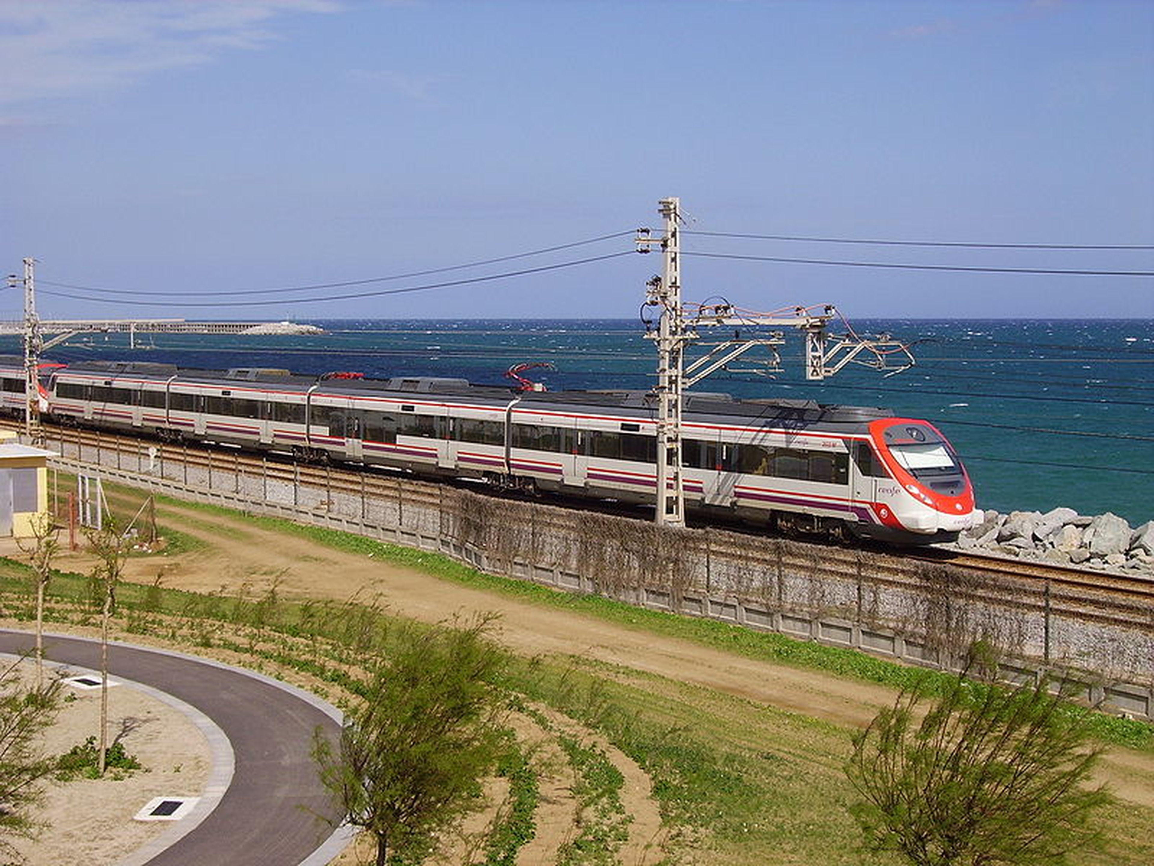 Un tren de Rodalies pasa por Mataró