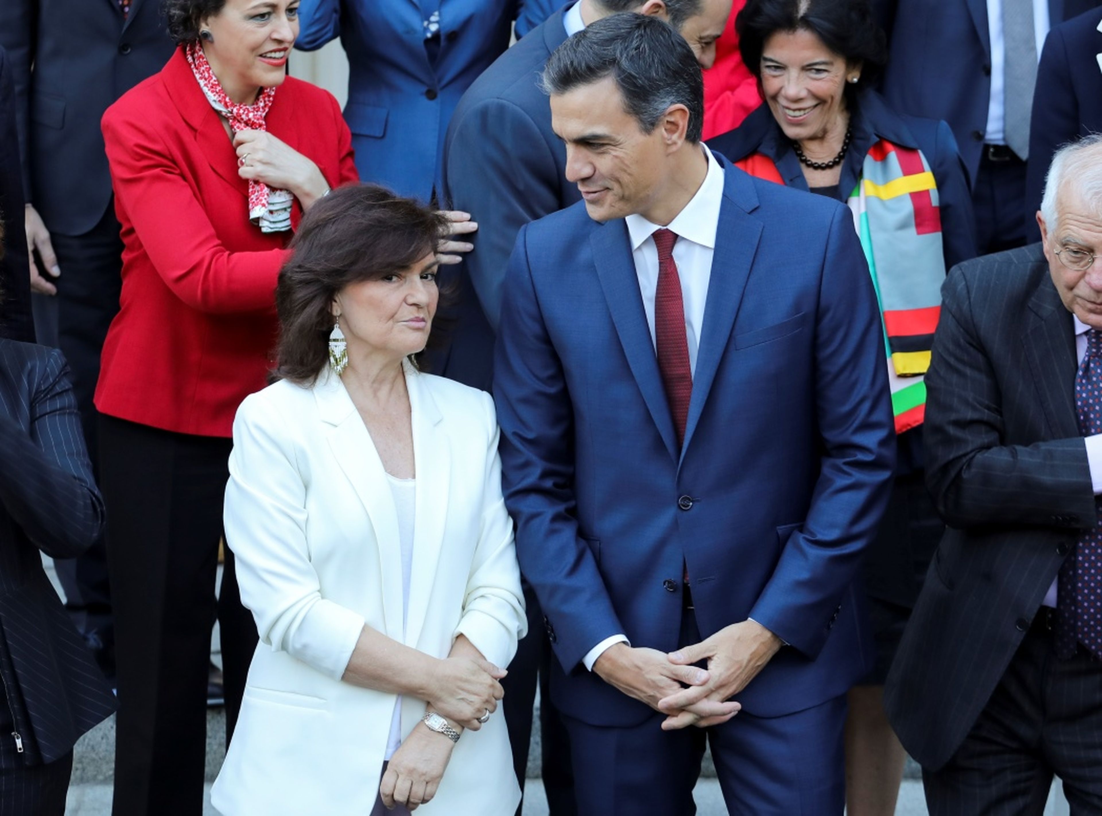 La vicepresidenta del Gobierno, Carmen Calvo, junto al presidente Pedro Sánchez el 5 de octubre de 2018.