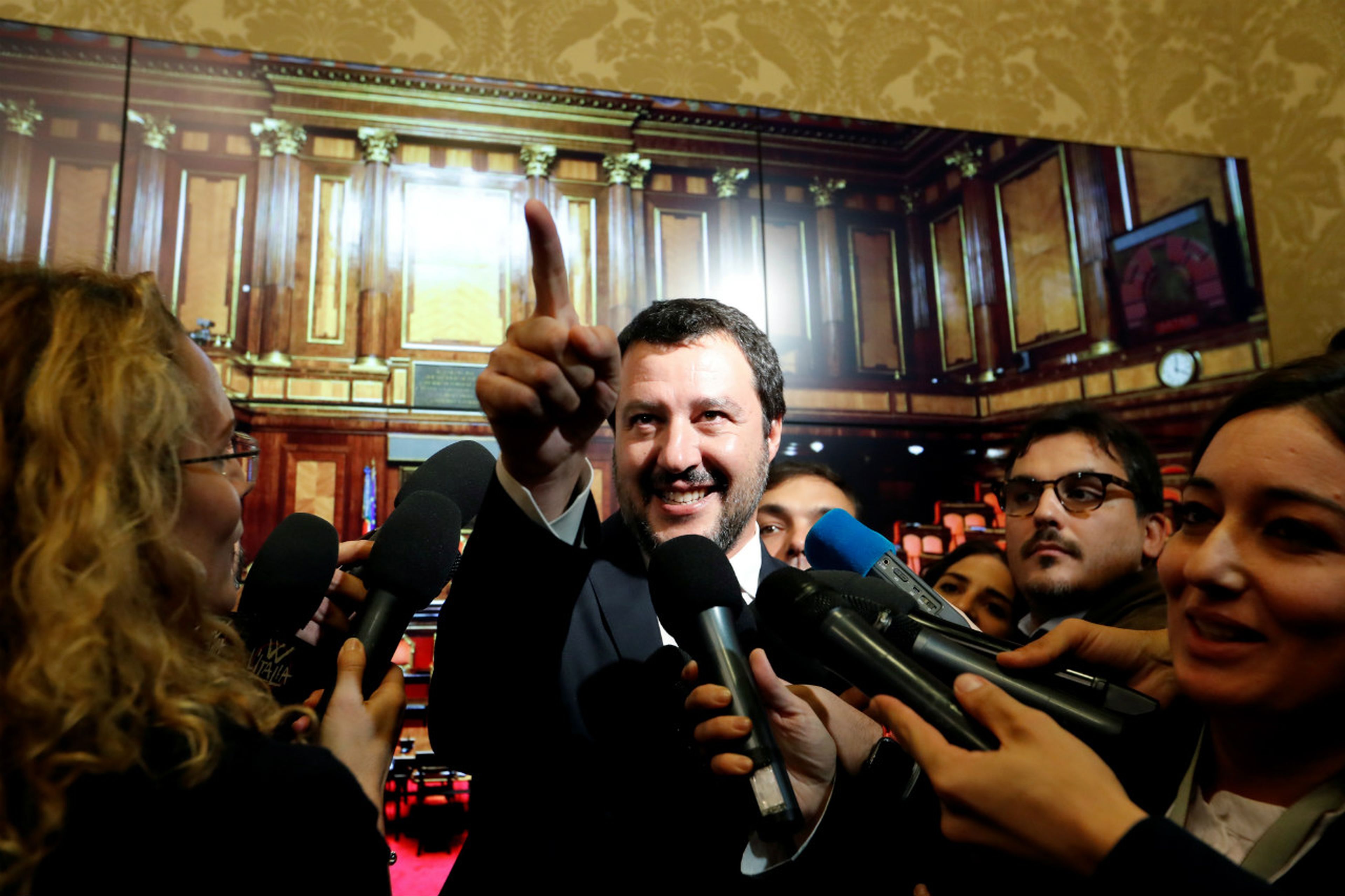El vicepresidente italiano, Matteo Salvini, de la Liga Norte, responde a la prensa