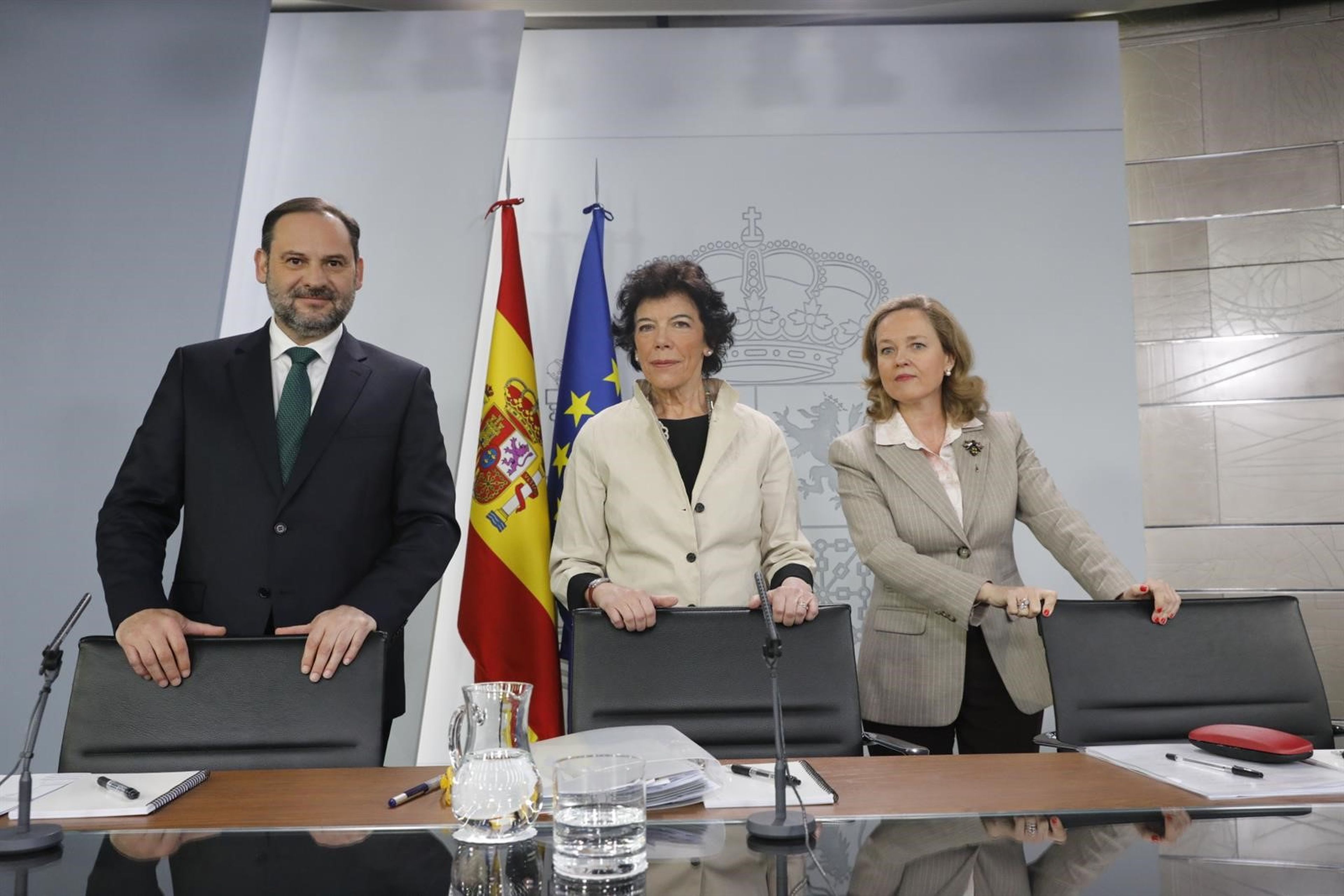 El ministro de Fomento, José Luis Ábalos, la portavoz del Gobierno, Isabel Celaá y la ministra de Economía, Nadia Calviño (derecha).