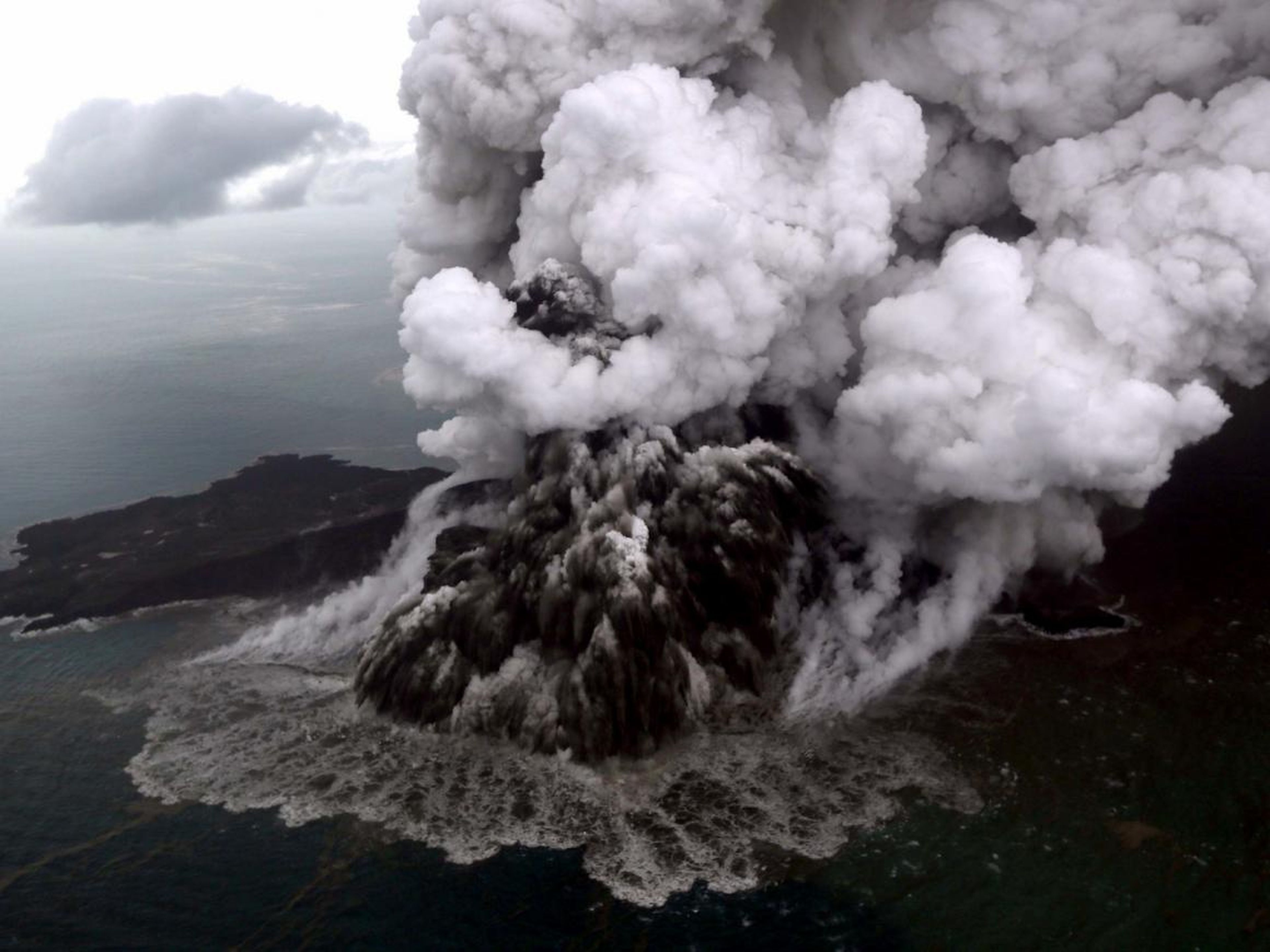 Esta fotografía aérea tomada el 23 de diciembre de 2018 por Bisnis Indonesia muestra el volcán Anak Krakatoa en erupción en el estrecho de Sunda, en la costa del sur de Sumatra y el extremo occidental de Java.