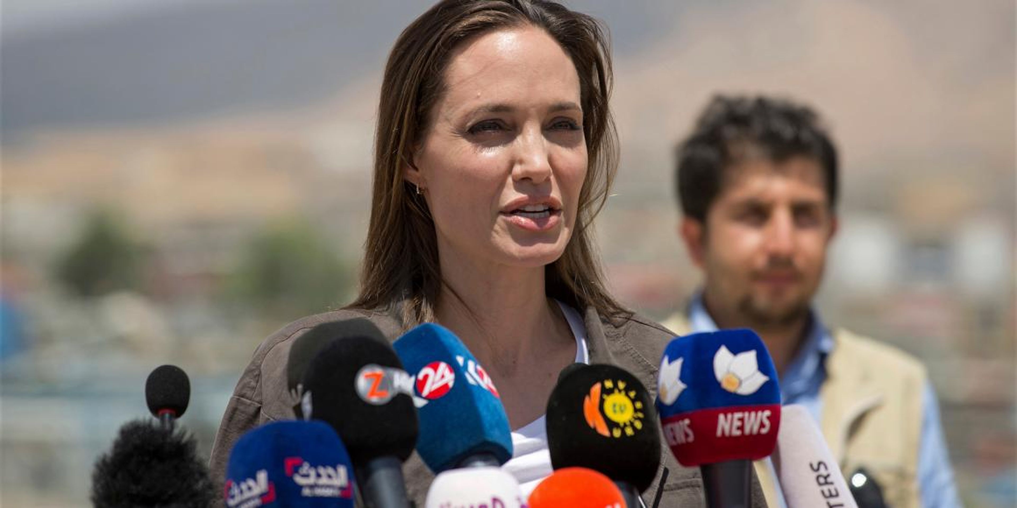 [RE] Angelina Jolie da una conferencia de prensa en el campo de refugiados sirios de Domiz.