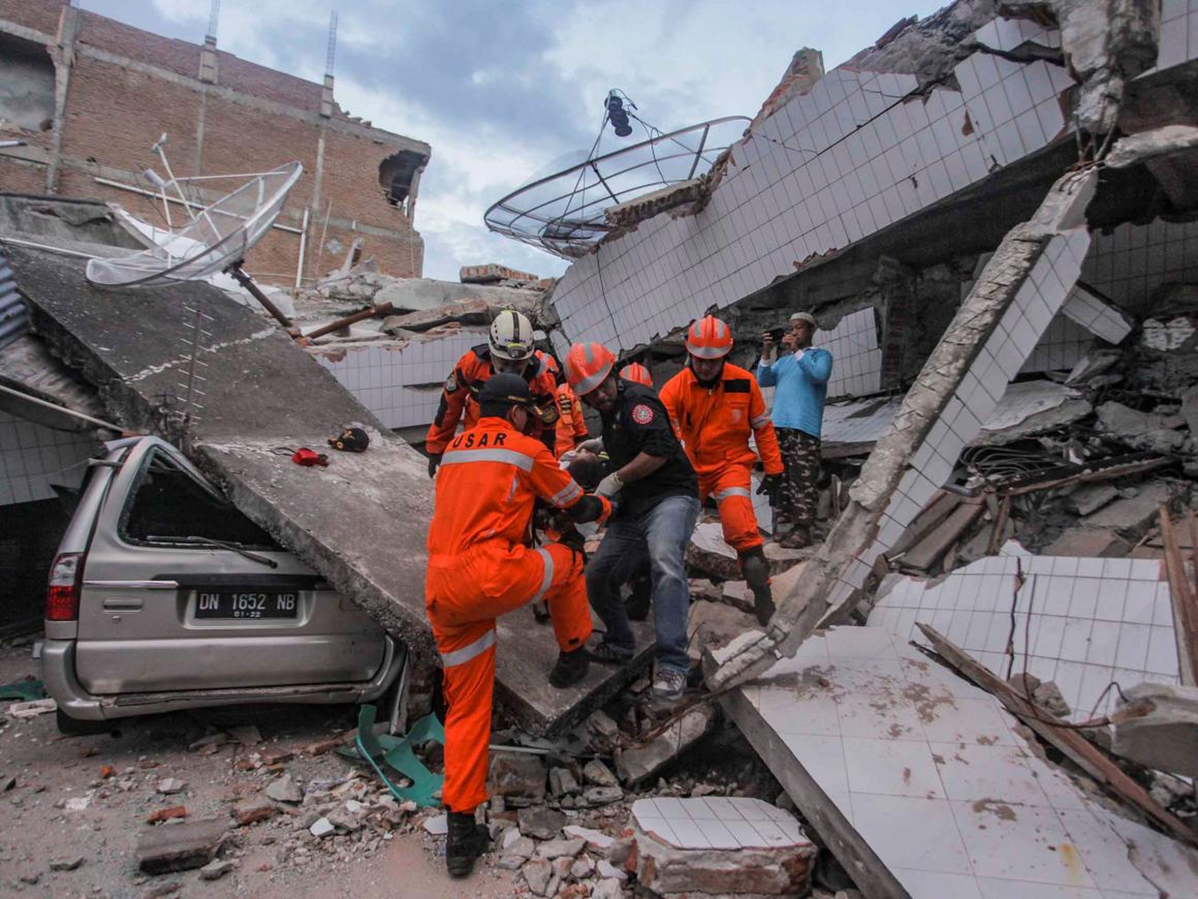 Las fuerzas de rescate luchan por rescatar con vida a los heridos tras los desprendimientos.