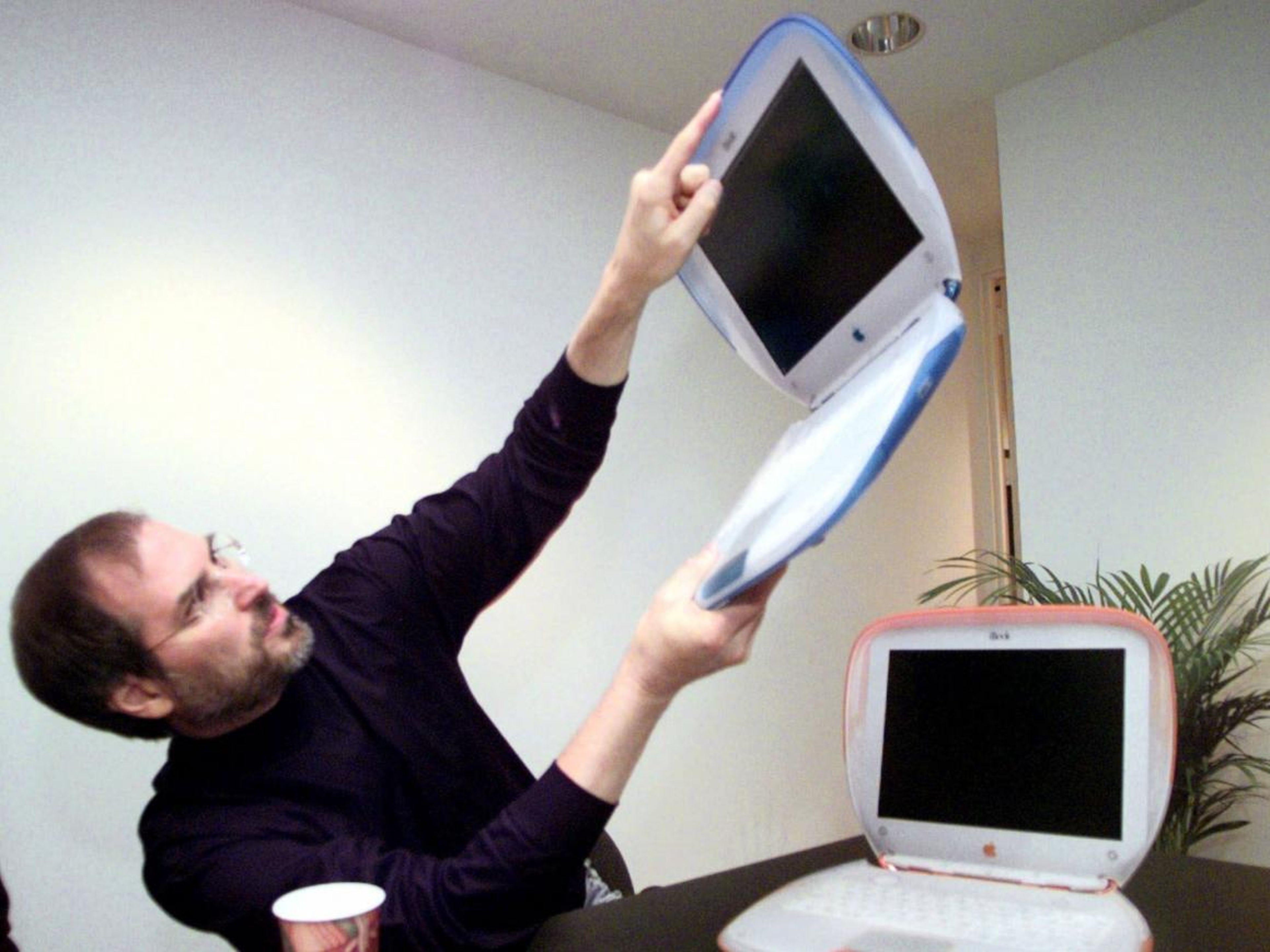 Steve Jobs con un iBook en 1999.