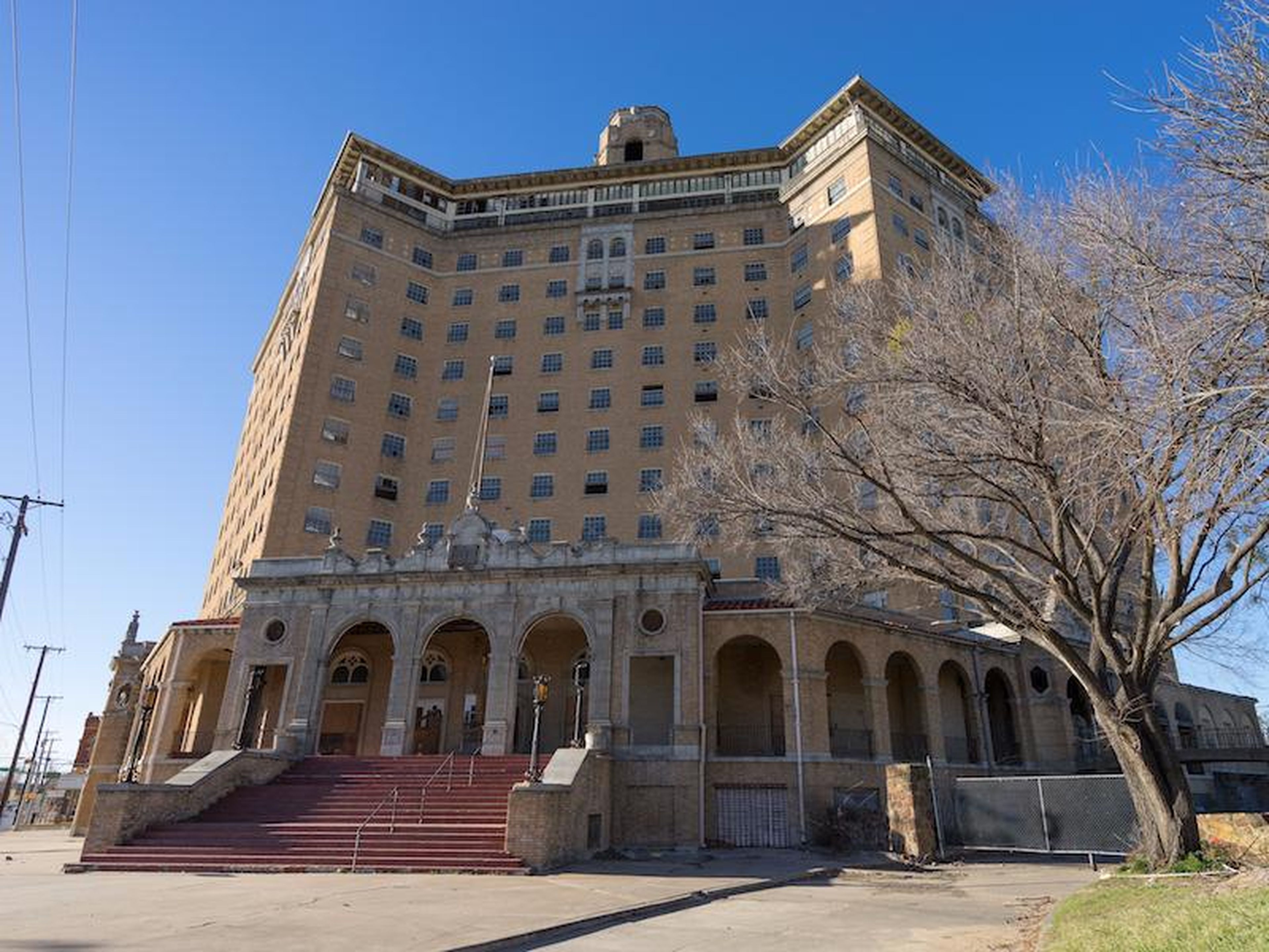 Legendary guests including Lyndon Johnson, Judy Garland, and Bonnie and Clyde once stayed at this now abandoned hotel.
