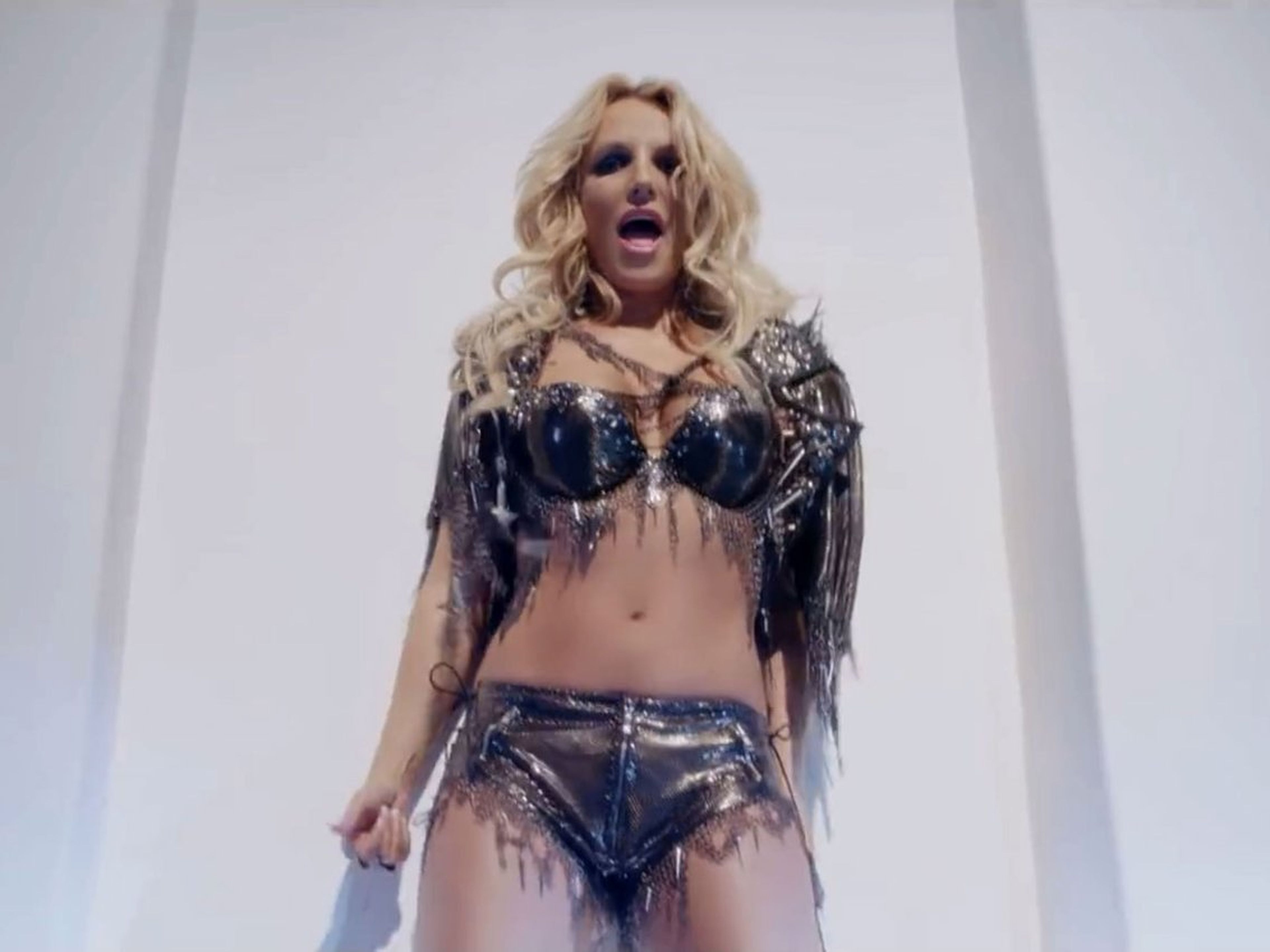 Britney Spears se ve más en forma que nunca en su video musical "Work B ** ch" de octubre de 2013.