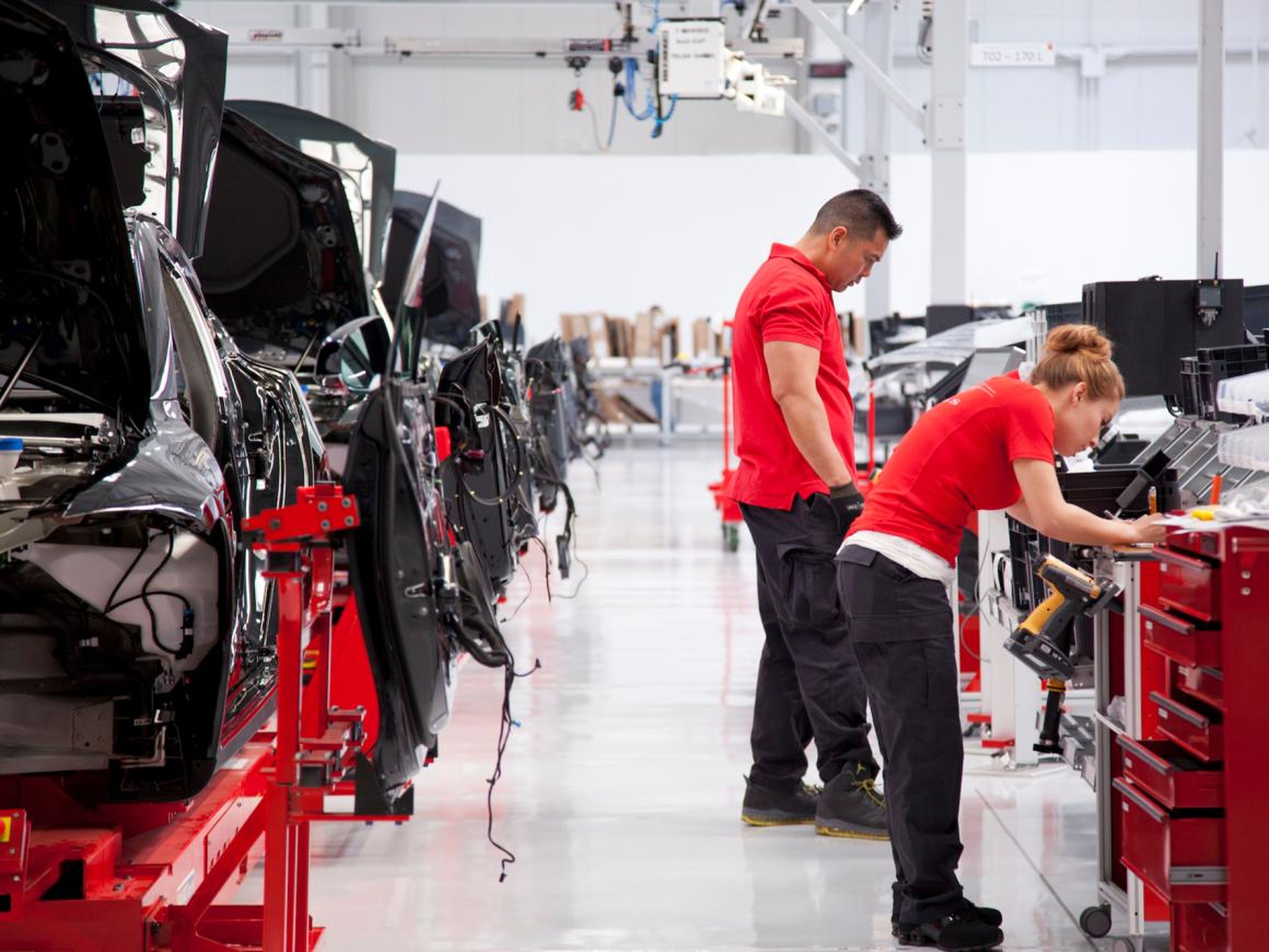 Trabajadores en la planta automotriz de Tesla en Fremont, California.