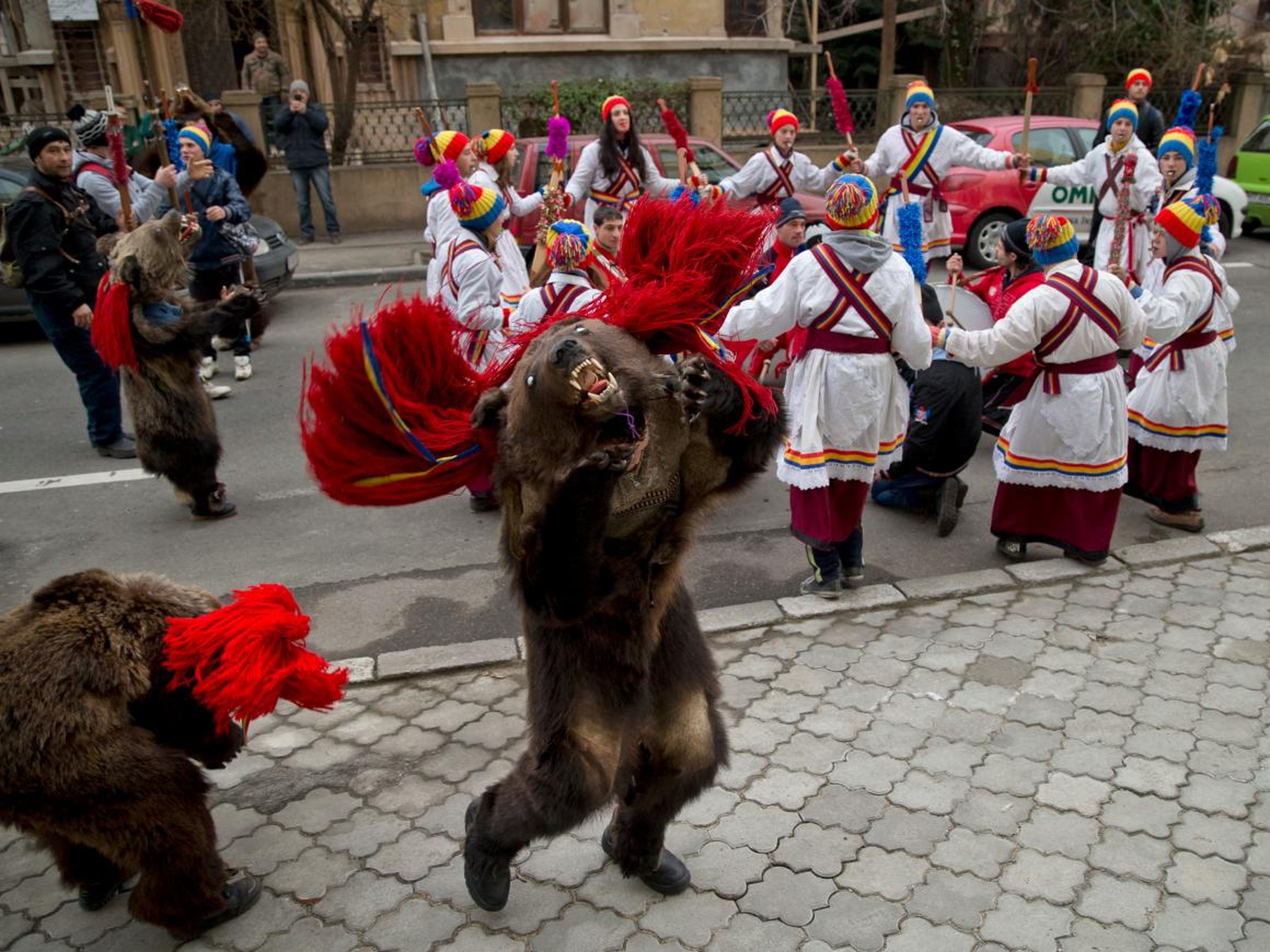 Rumanía celebra la tradición de cantar villancicos con otras costumbres pre-románicas locales.