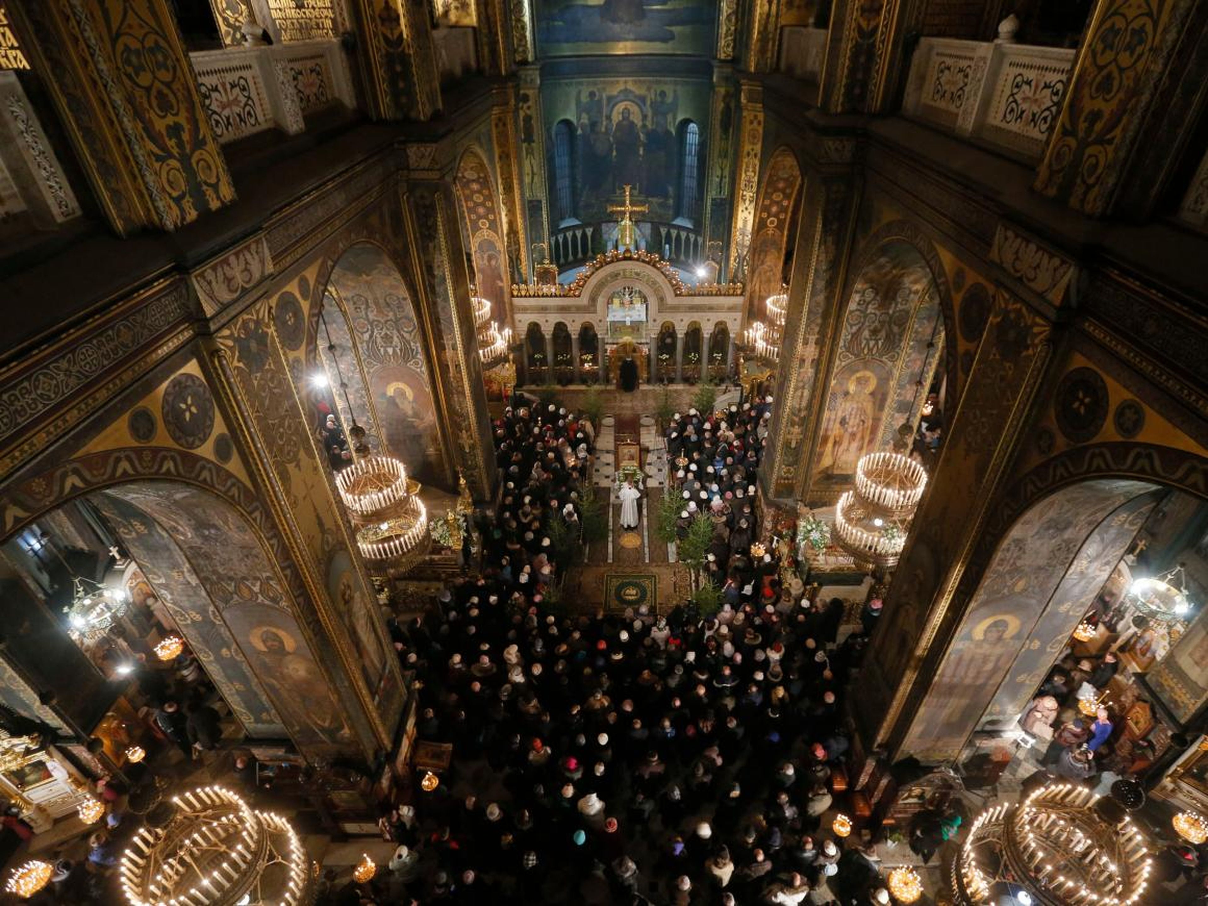 Creyentes Ortodoxos acuden a la Catedral de San Volodymyr