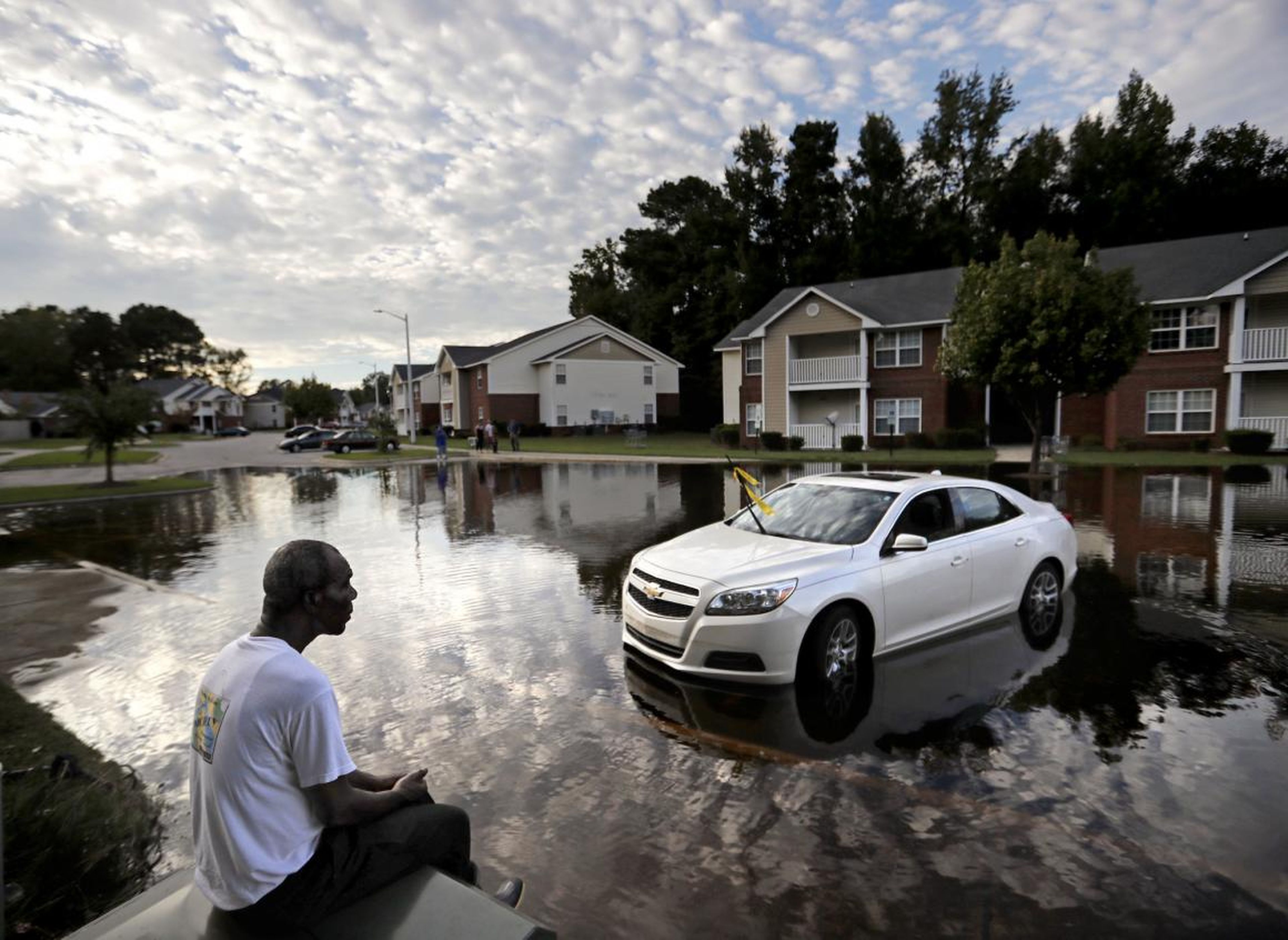 Augustin Dieudomme mirando la entrada inundada de su apartamento en Fayetteville, en Carolina del Norte, tras el paso del Huracán Florence.
