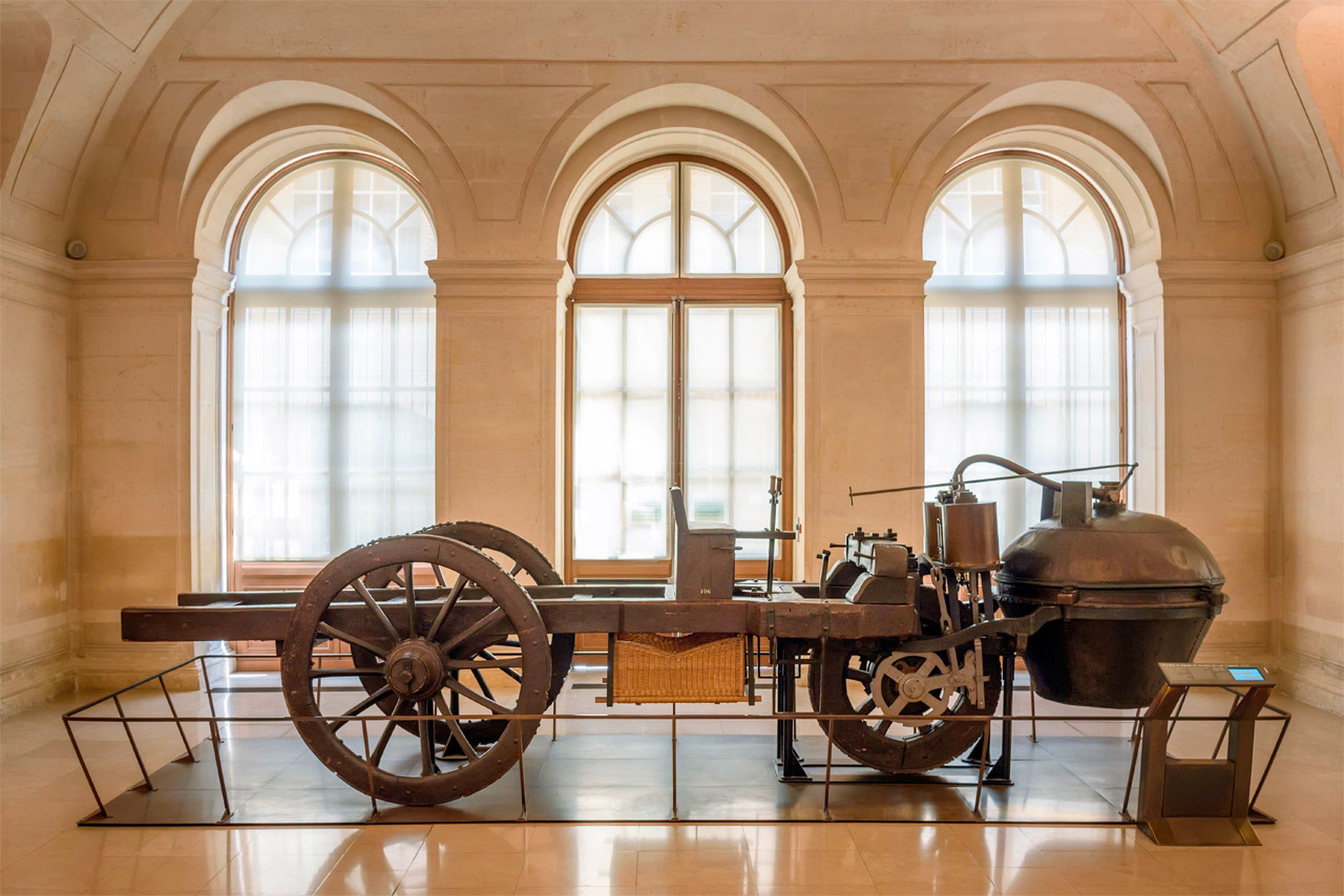 El vehículo de vapor creado por Nicolas-Joseph Cugnot, en el Museo de las Artes y Oficios de París.