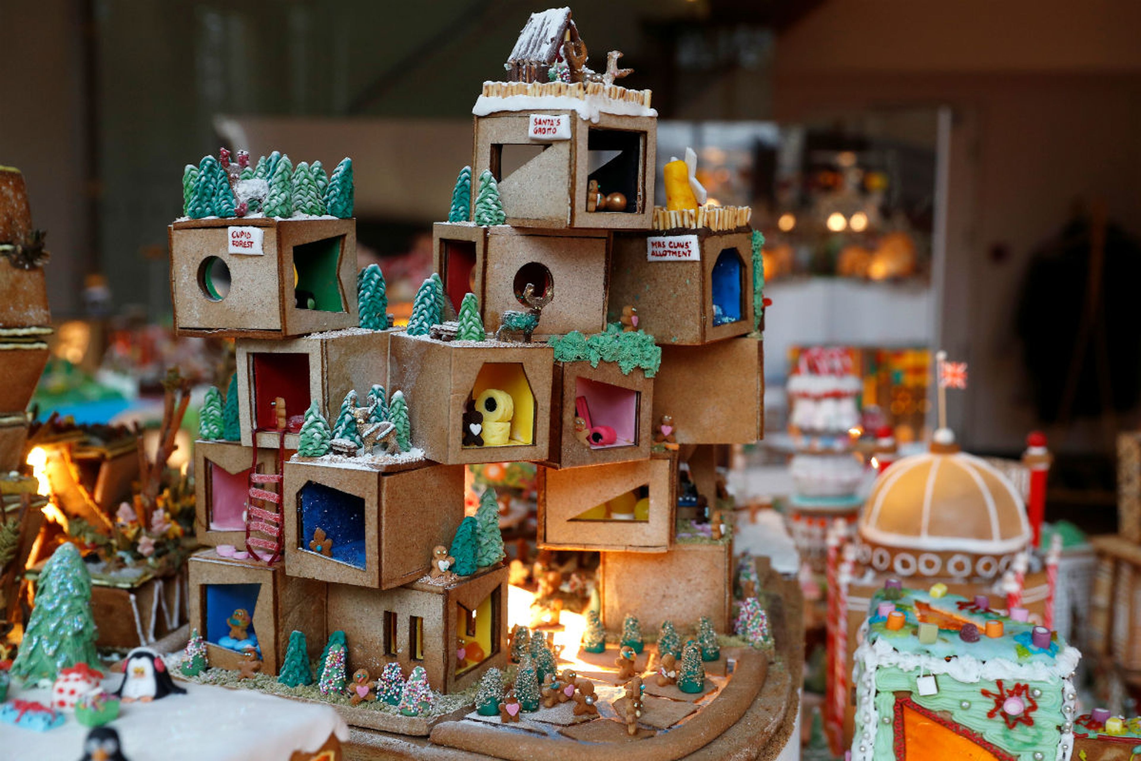 Un edificio de dulces con motivos navideños