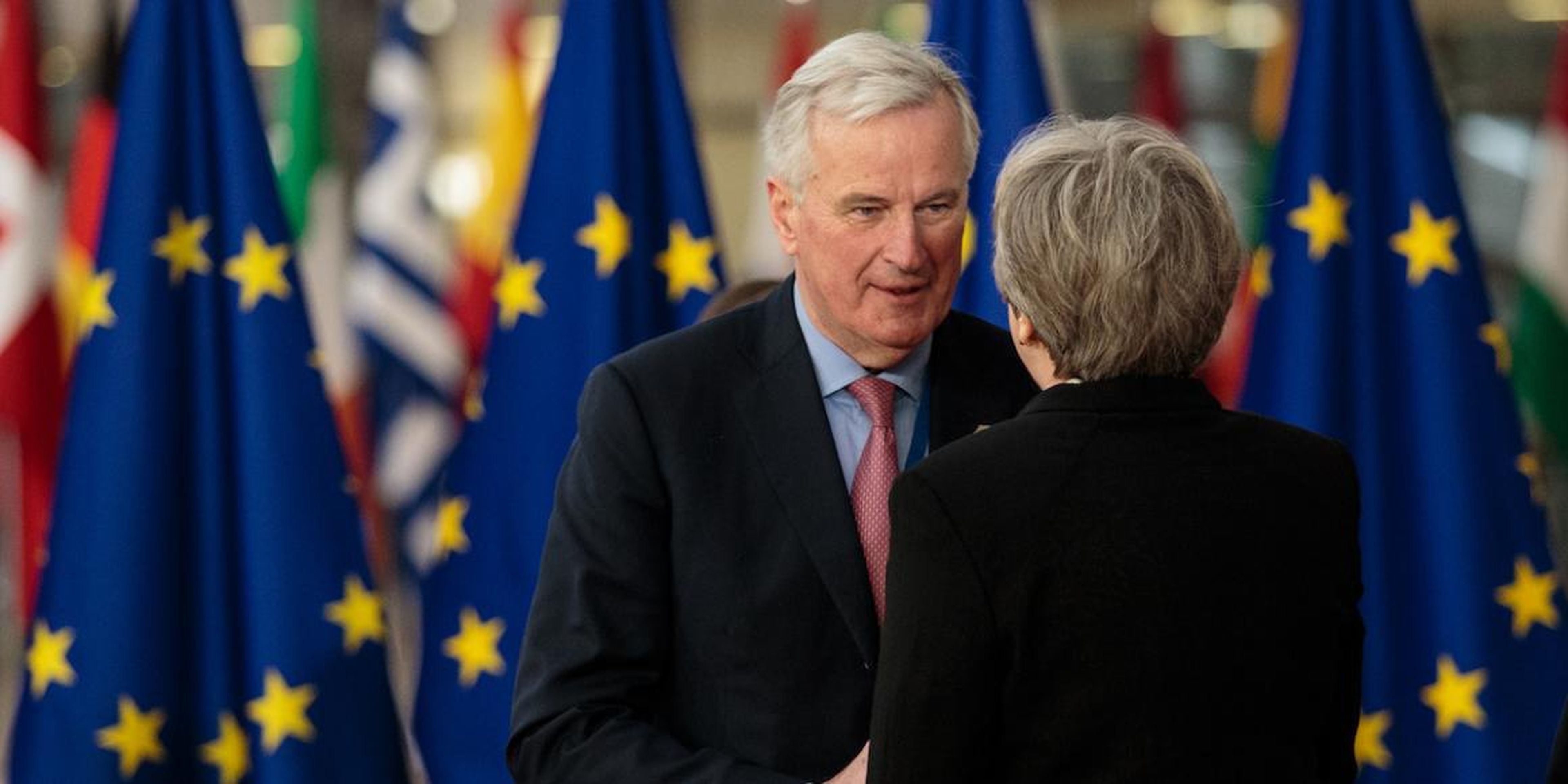 El jefe negociador de la UE para el Brexit, junto a Theresa May.
