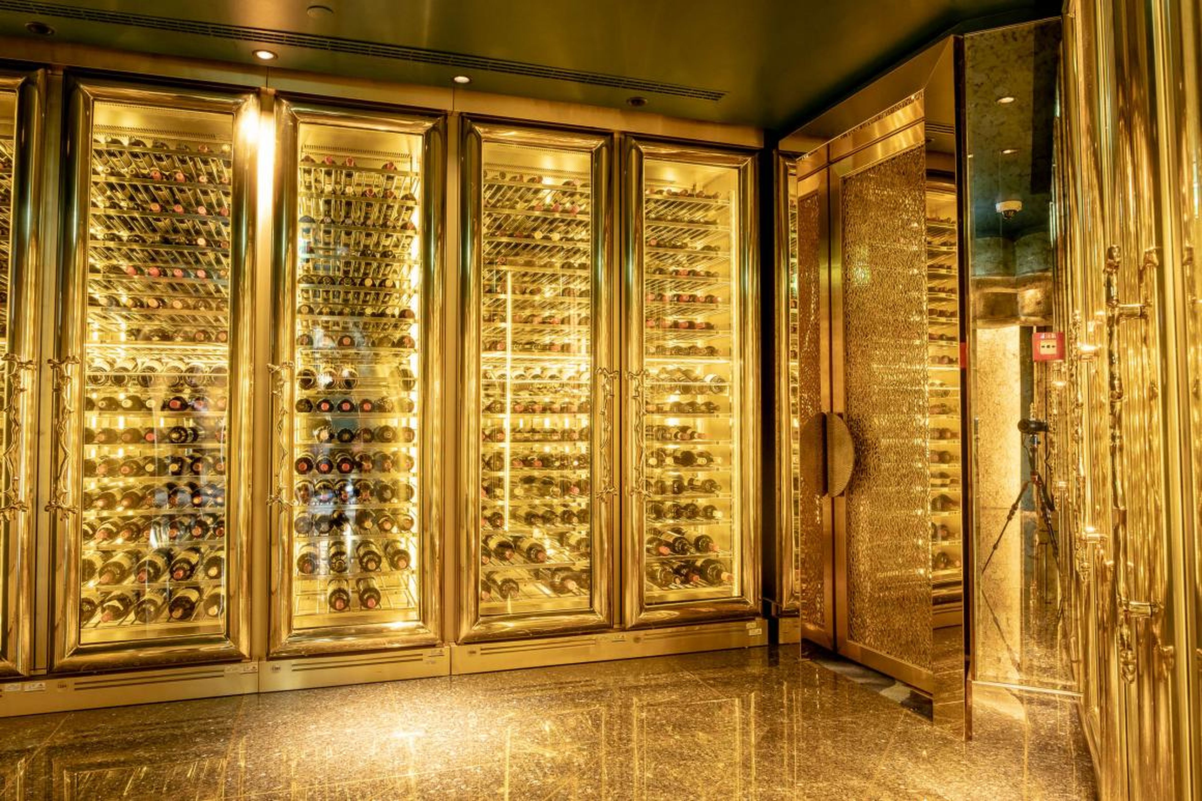 Like everything else in the Burj, the Al Mahara wine racks do, in fact, glitter with gold. It's in spots like this where my brain is caught between "Can only gold be a design aesthetic?" and "Ooh, sparkly wall!"