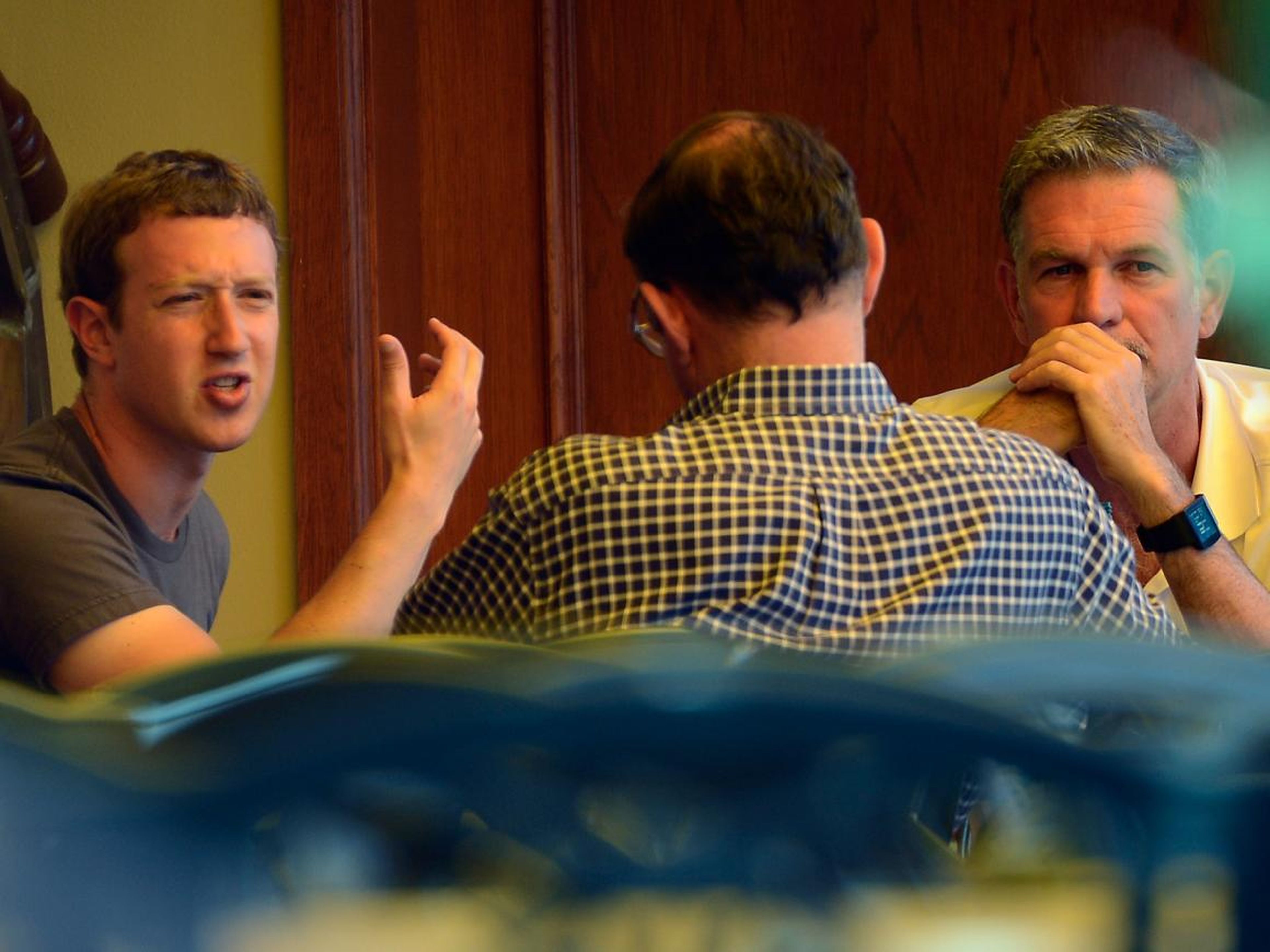 [RE] Mark Zuckerberg (izquierda), CEO de Facebook, y Reed Hastings (derecha), CEO de Netflix.