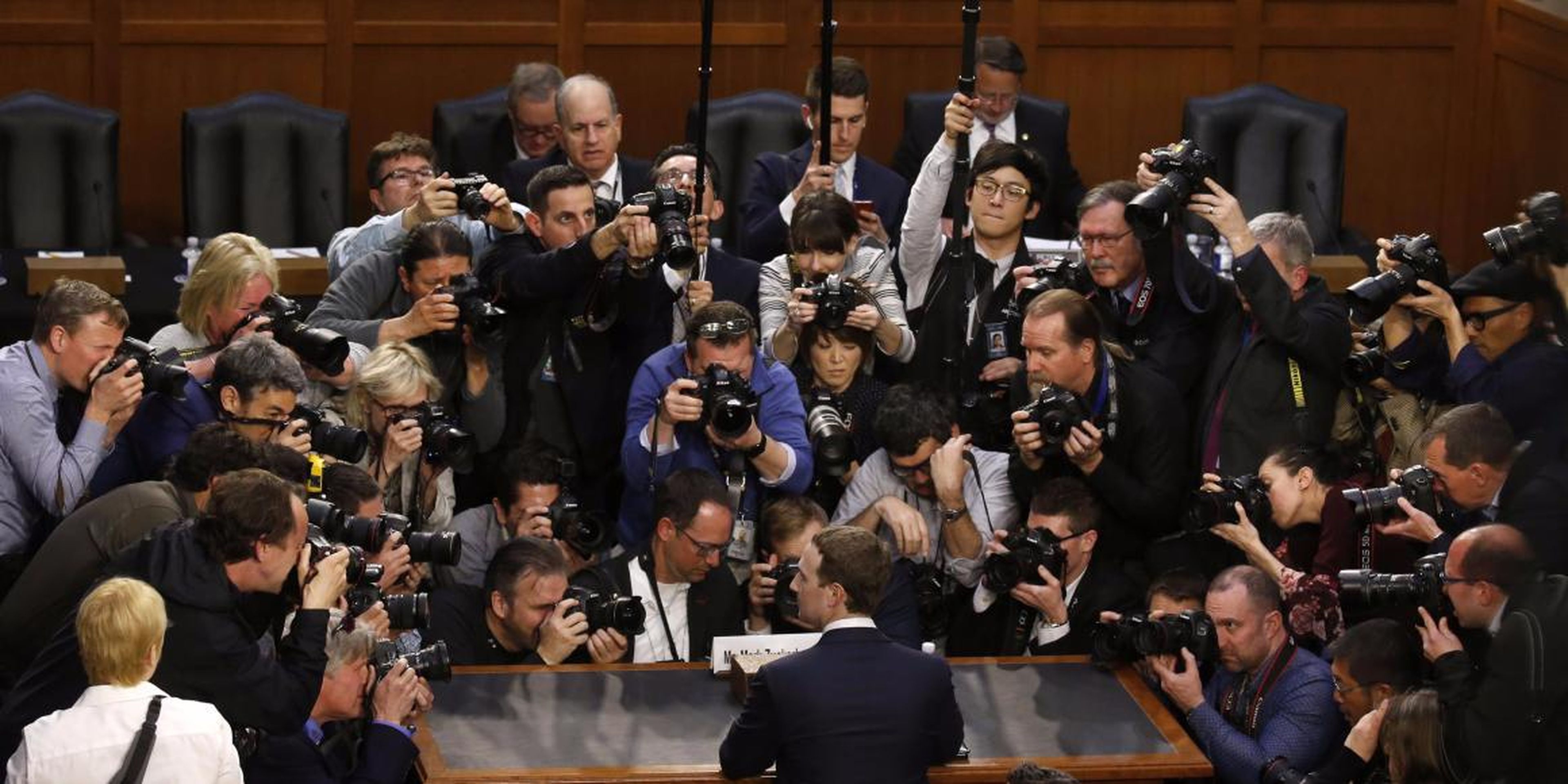 El CEO de Facebook Mark Zuckerberg está rodeado de fotógrafos de los medios de comunicación antes de testificar ante el Senado de EEUU por el uso de la protección de datos de la compañía.