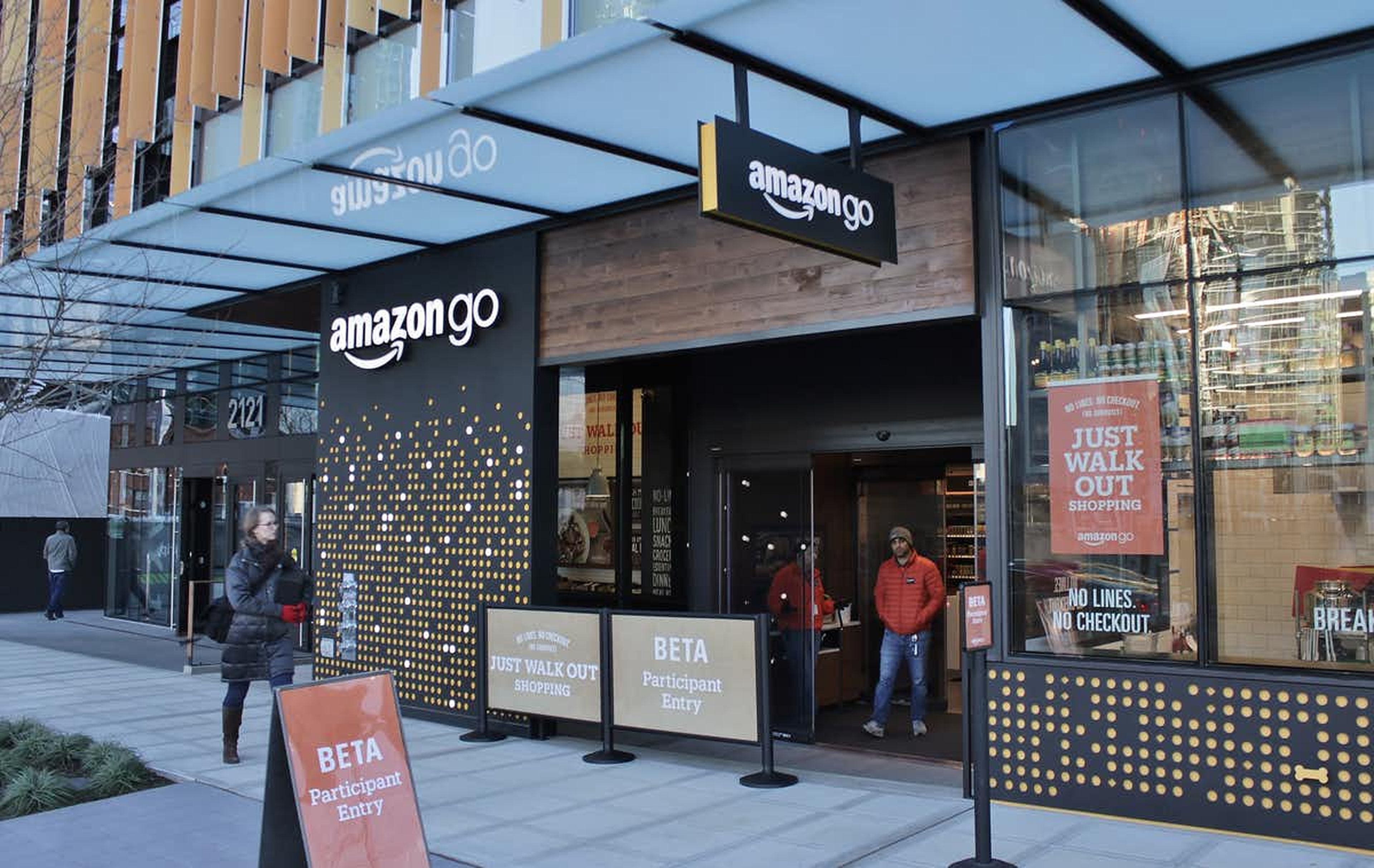Fachada de la primera tienda Amazon Go en Seattle (EE UU), el día de su inauguración en diciembre de 2016.