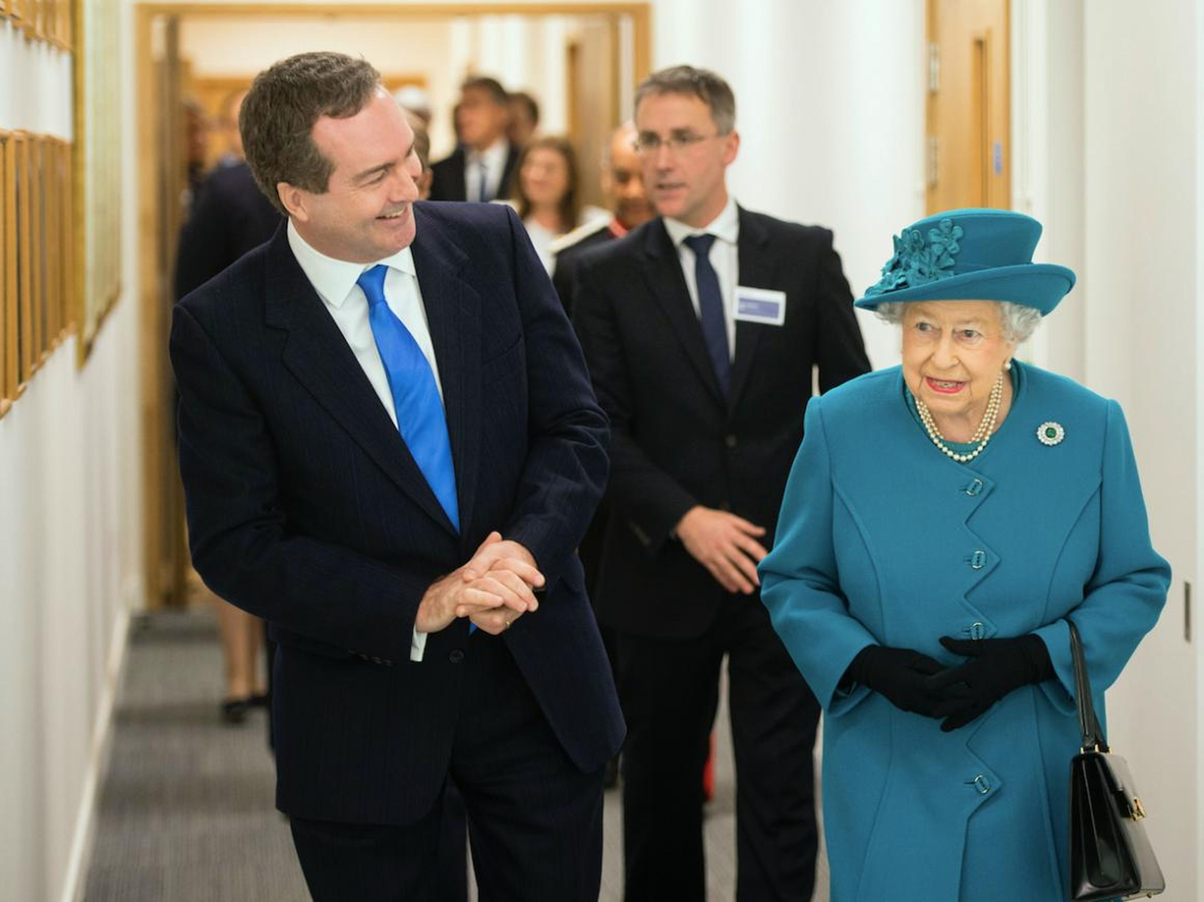 El exdirector de la agencia británica de espionaje GCHQ Robert Hannigan junto a la reina Isabel II.