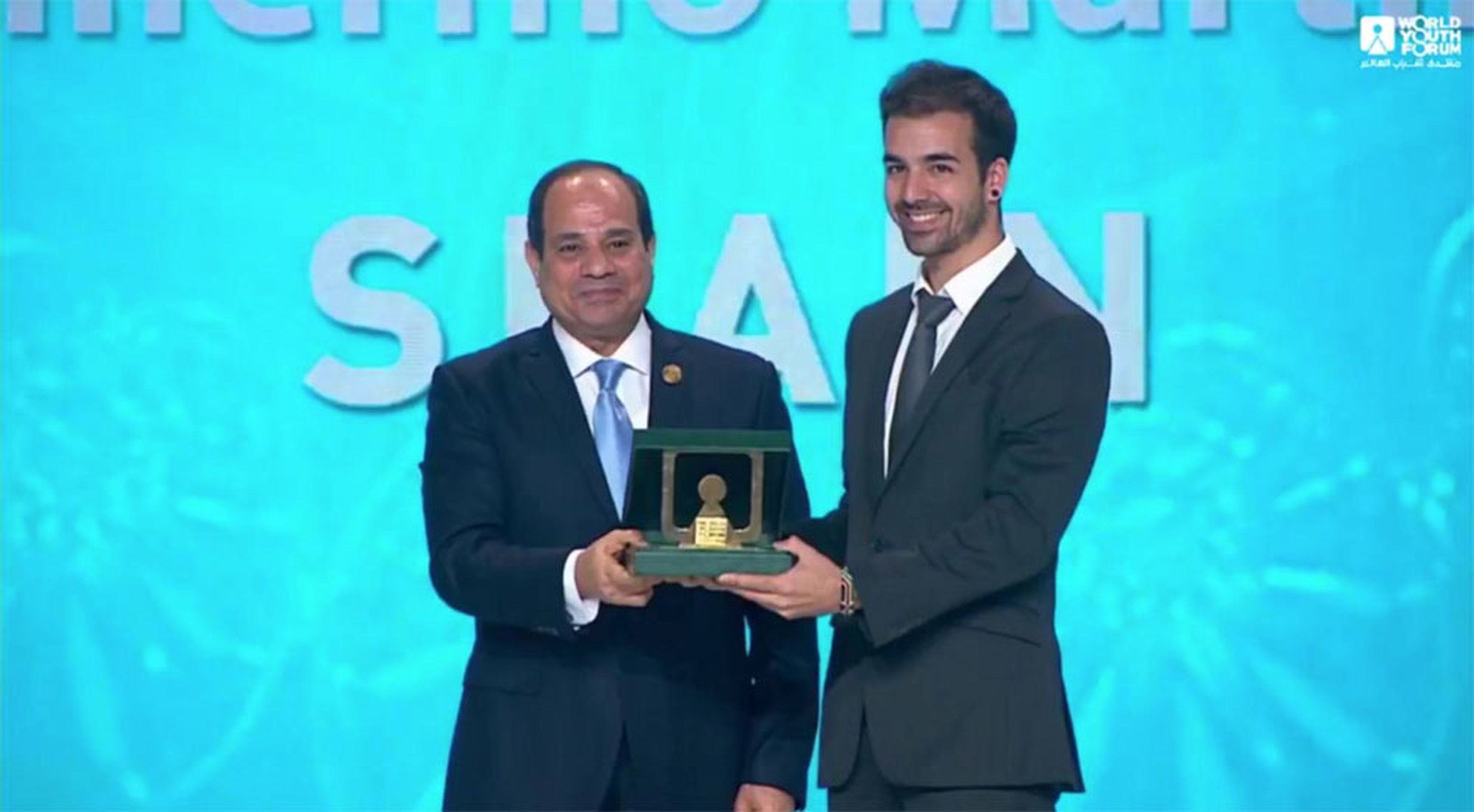 Guillermo Martínez, fundador de Ayúdame 3D, junto con Abdelfatah Al-Sisi, presidente de Egipto, en el momento de la entrega del premio del Foro Mundial de la Juventud
