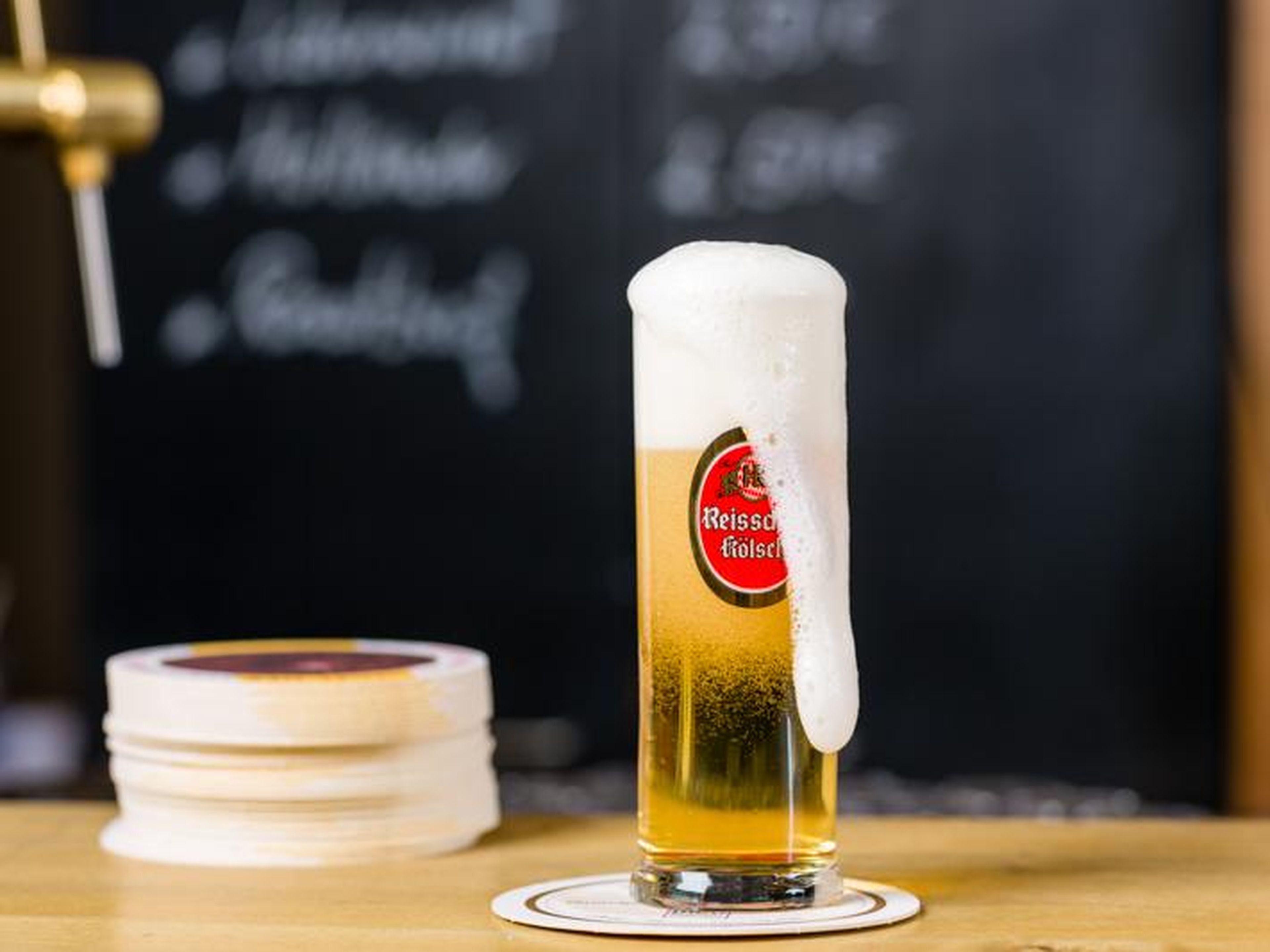 La cerveza Kölsch de Alemania es dorada y refrescante.