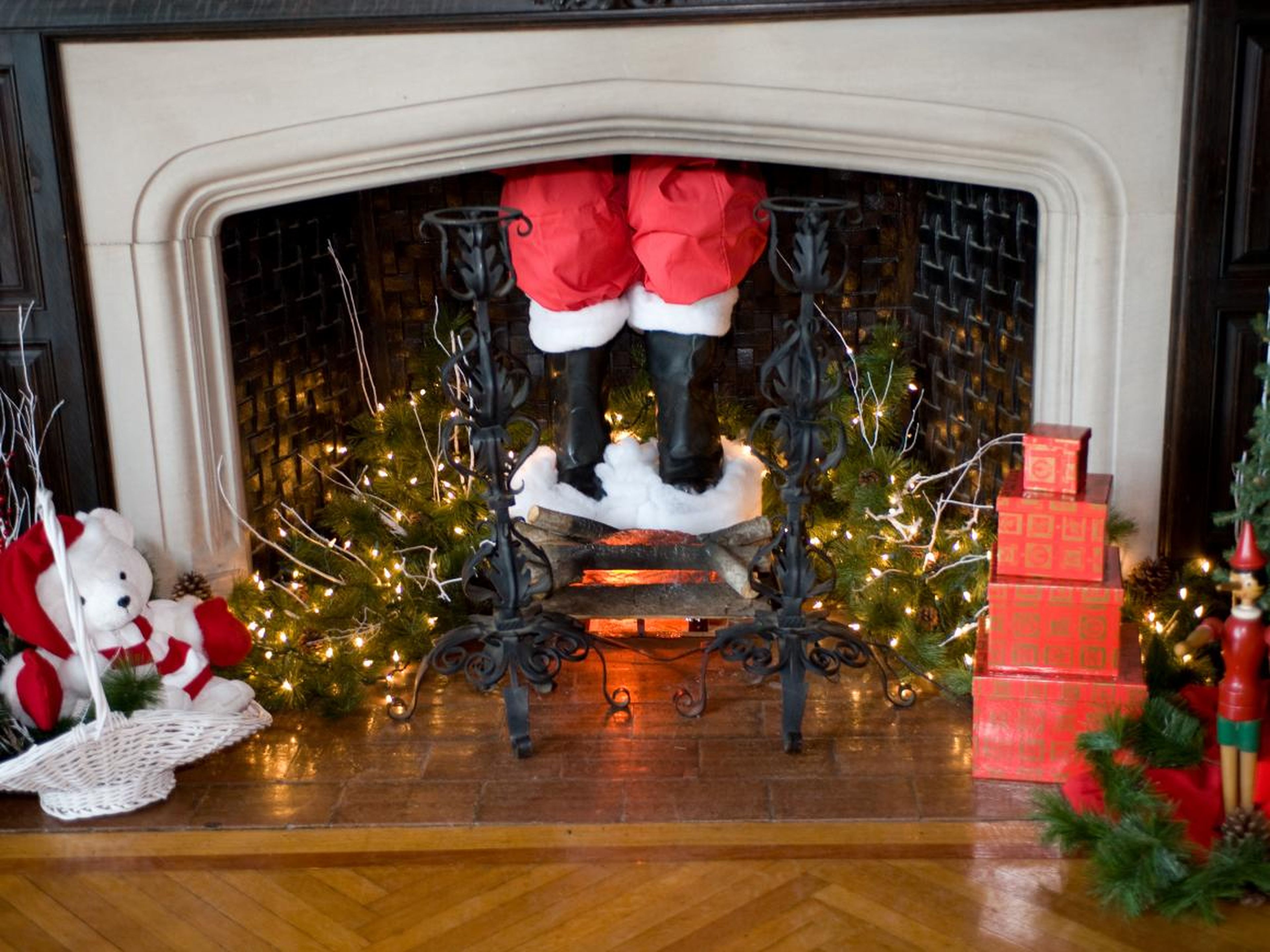 Papá Noel es la única persona/cosa que ha bajado por la chimenea en las leyendas urbanas.