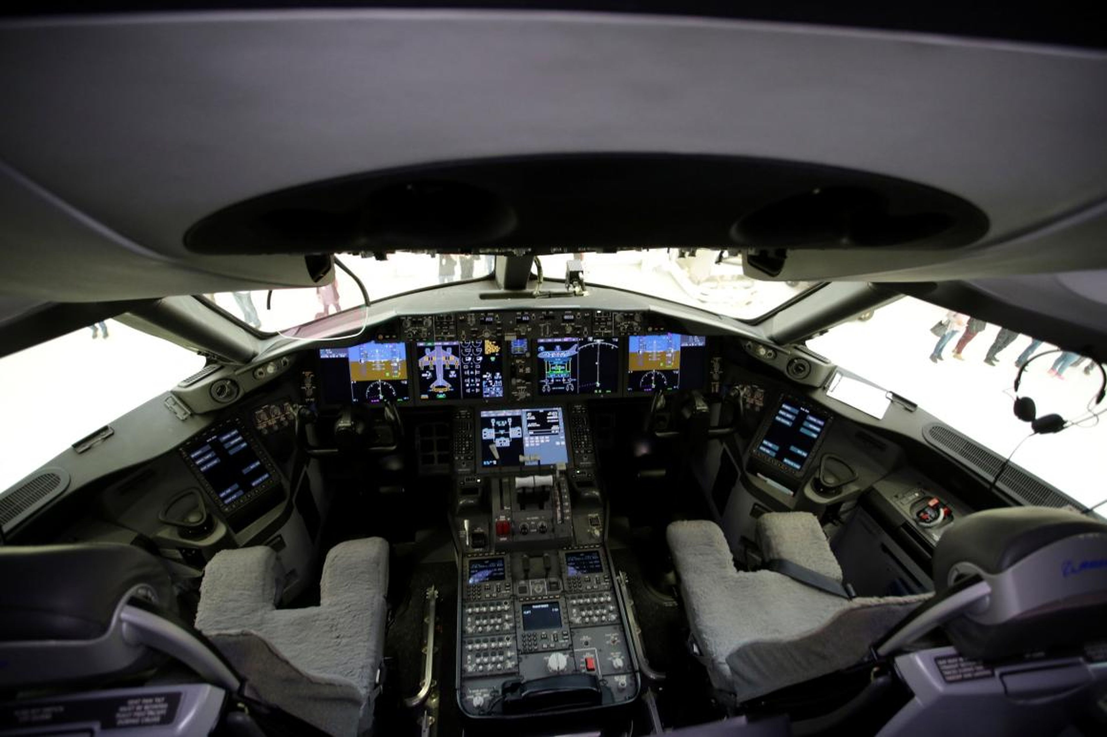 Here's a look inside the Dreamliner's state-of-the-art digital cockpit.