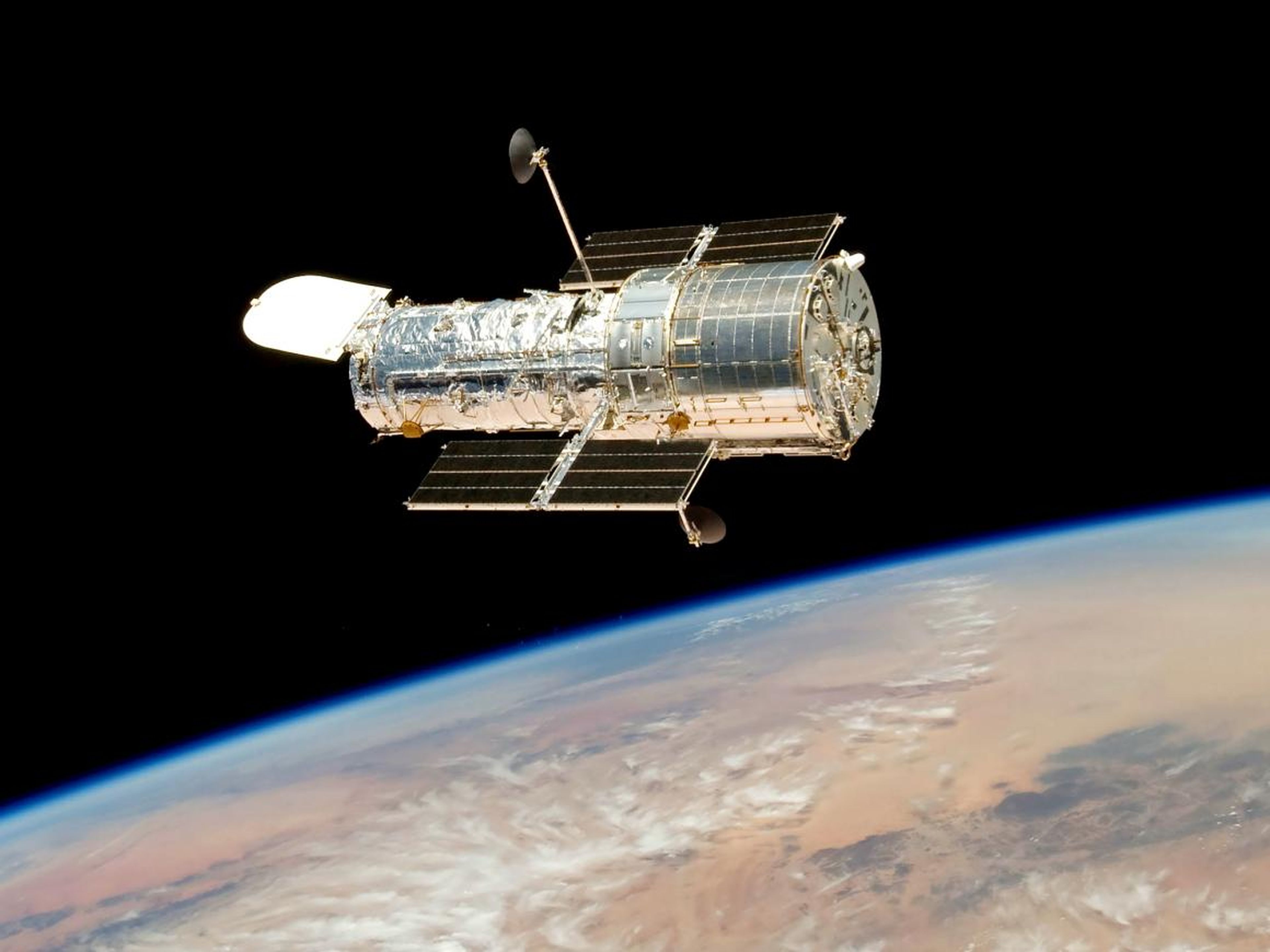 El telescopio espacial Hubble orbitando la Tierra en mayo de 2009.