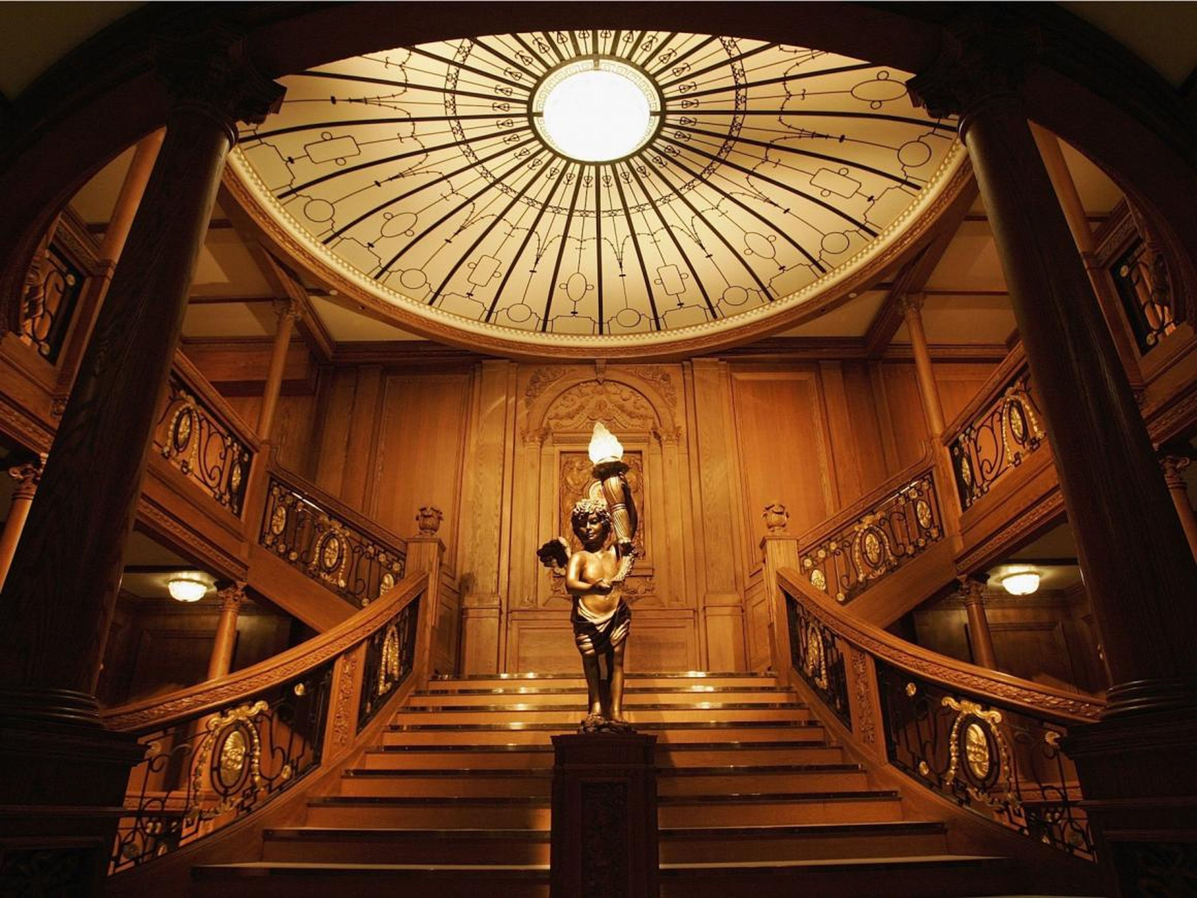Réplica de la gran escalera del Titanic en una exhibición en San Francisco.