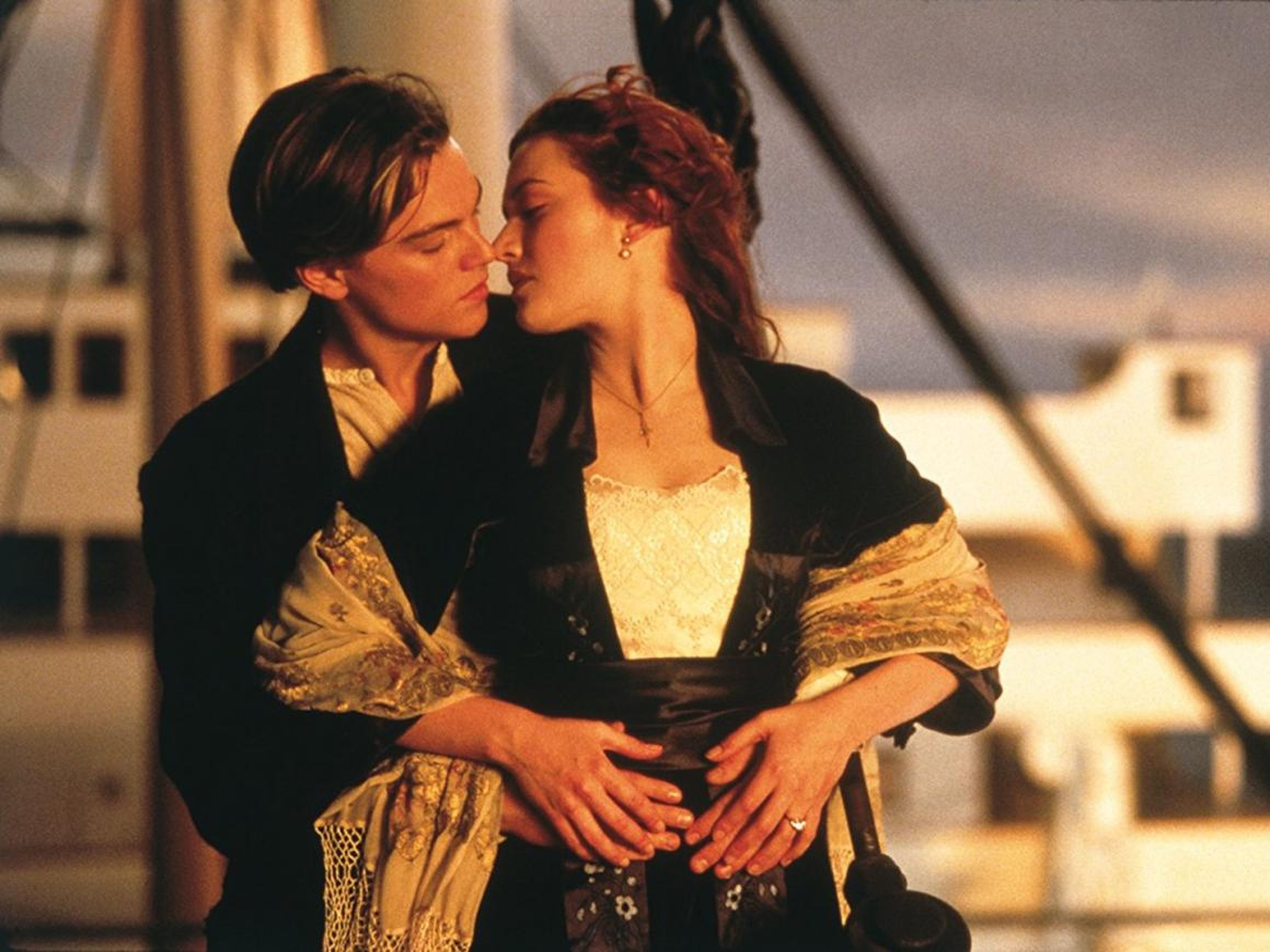 Leonardo DiCaprio y Kate Winslet disfrutan de la vista desde la cubierta superior del barco.