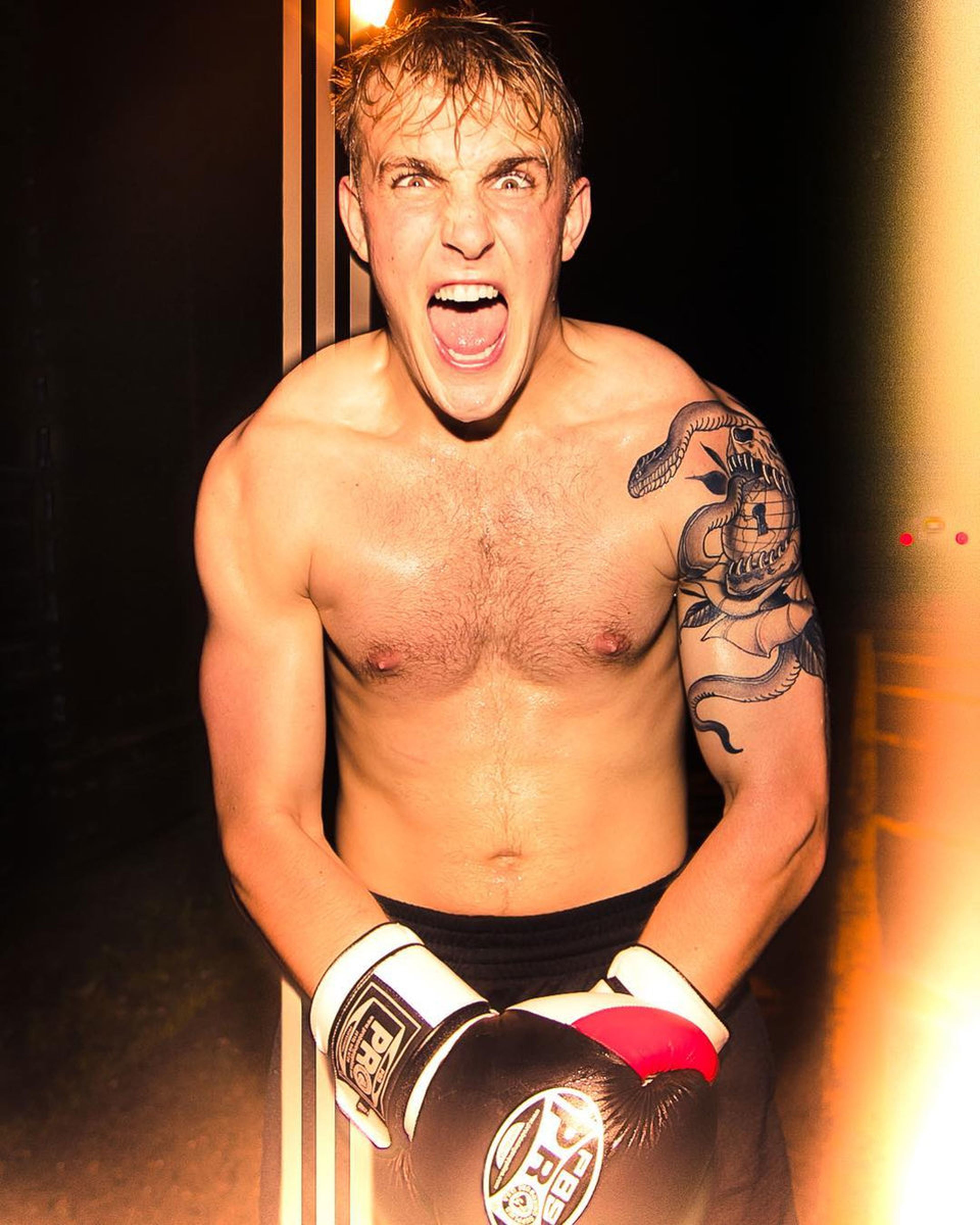 Jake Paul publicó una foto de sí mismo sacando músculo antes de un combate