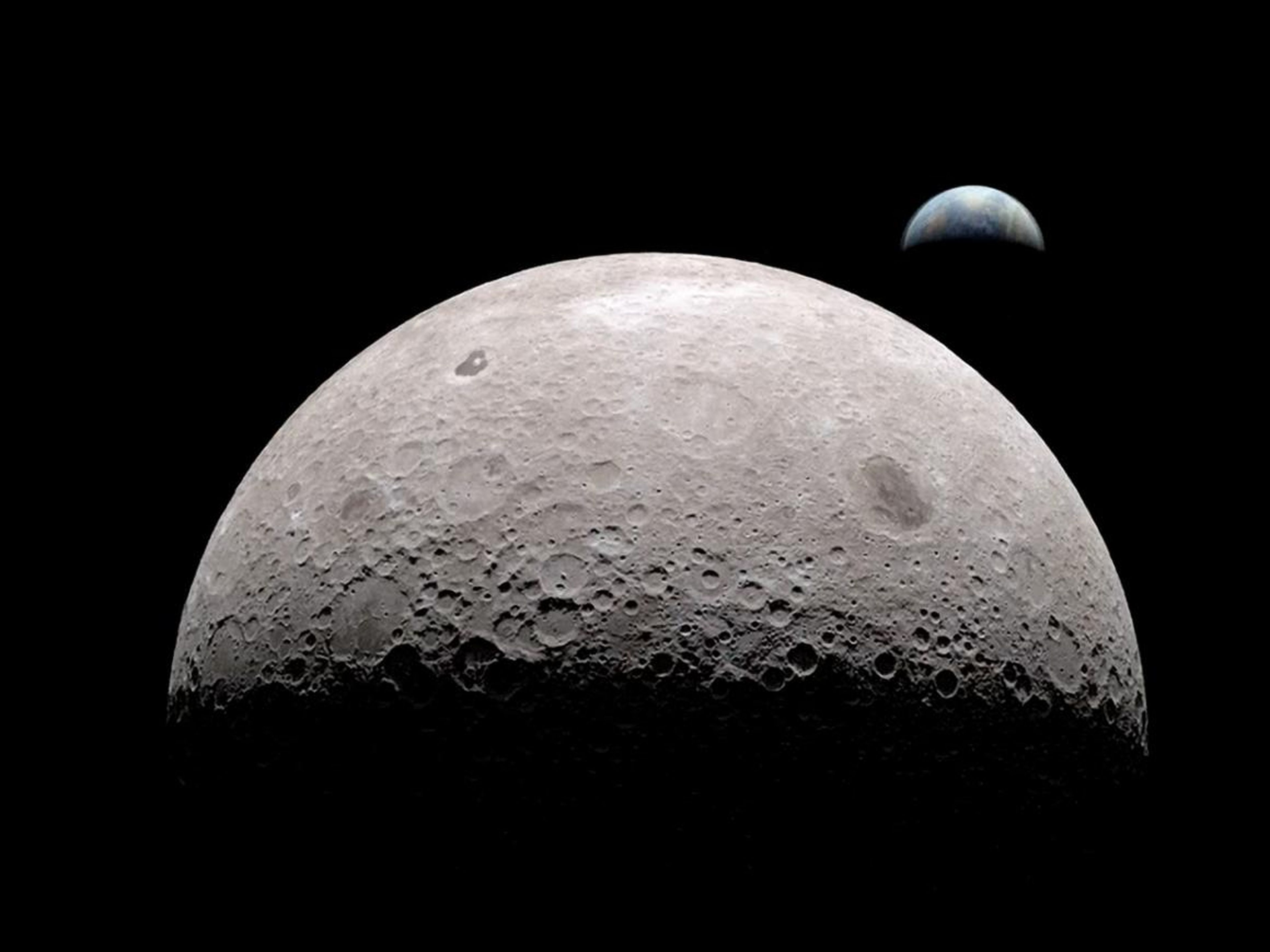 Una imagen simulada de la cara oscura de la luna con la Tierra al fondo.