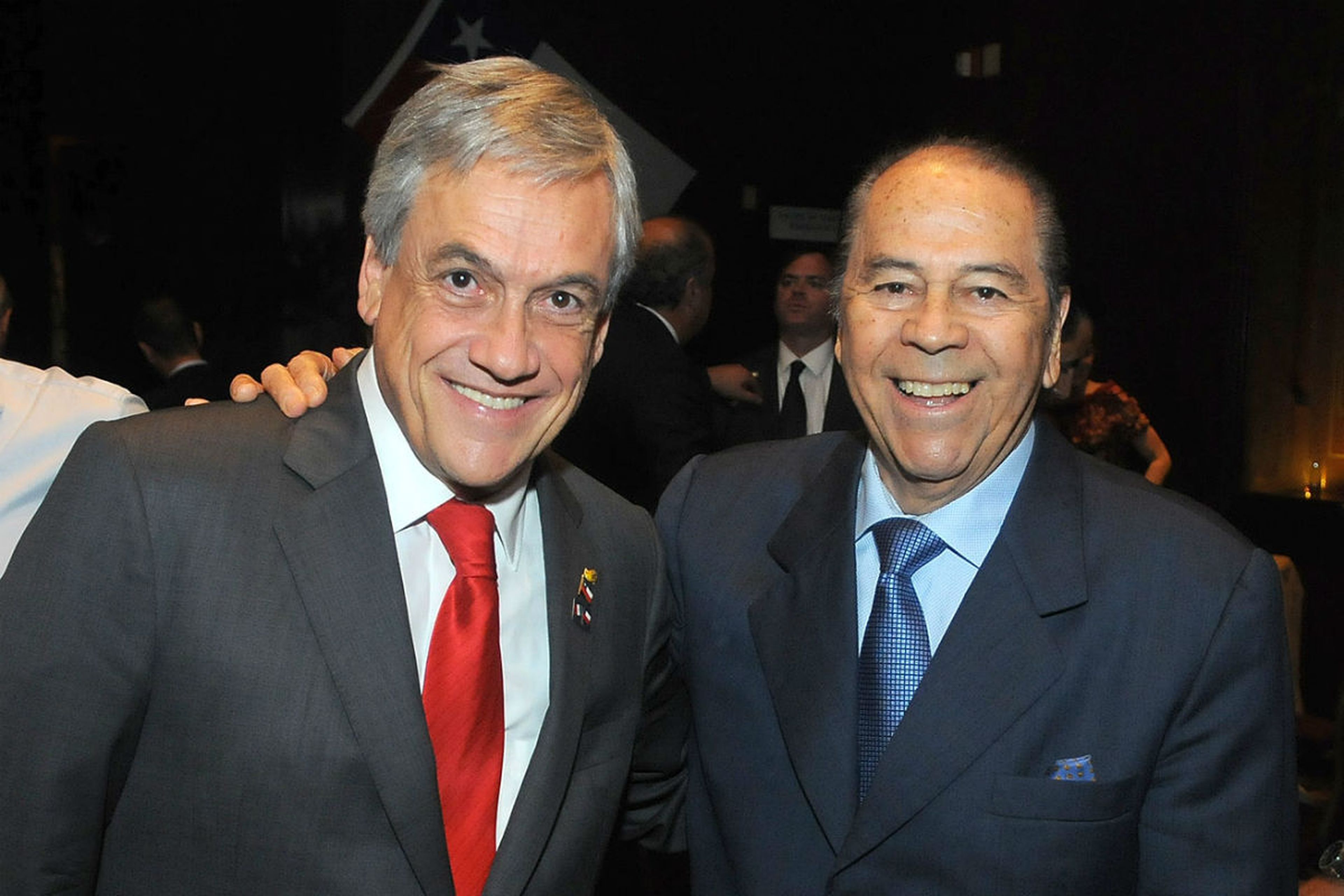 Lucho Gatica (derecha), junto al presidente de Chile, Sebastián Piñera, en 2011.