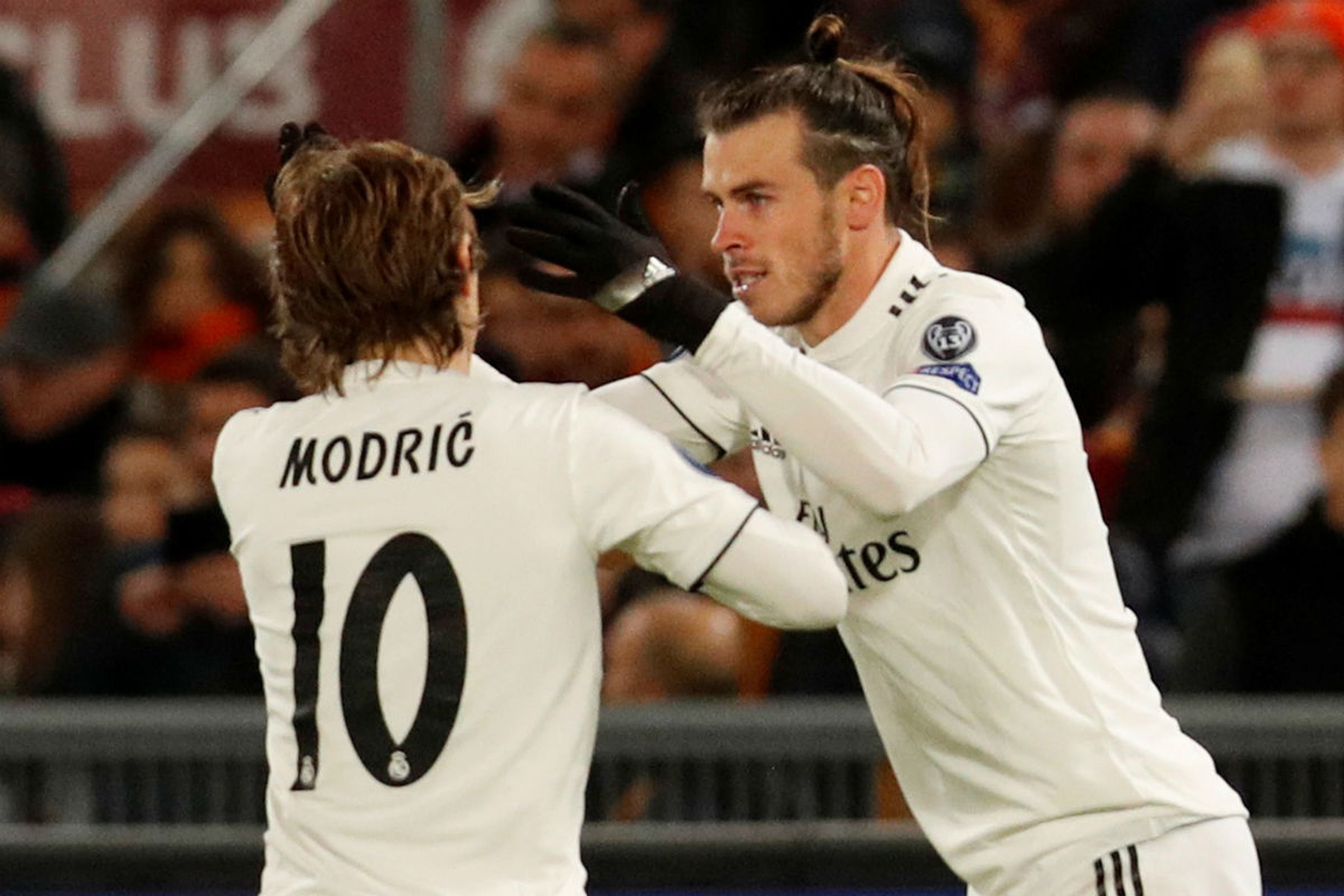 Luka Modric, junto a Gareth Bale durante un partido.