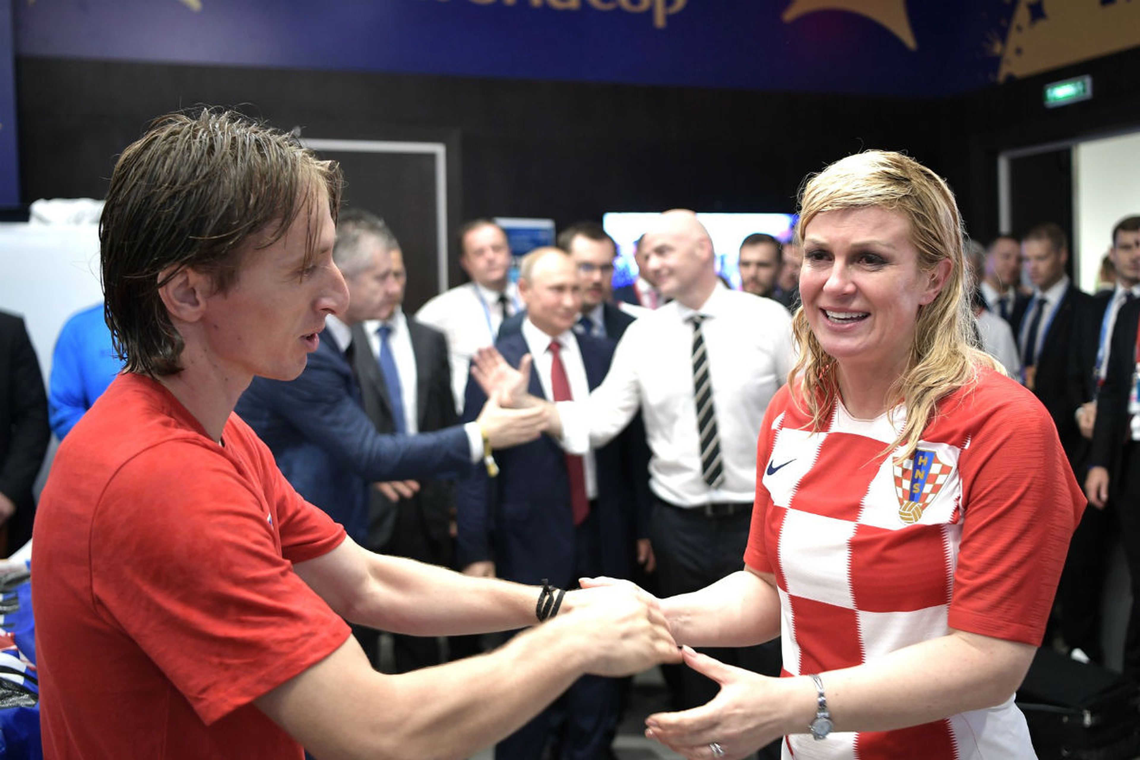 Luka Modric y Kolinda Grabar-Kitarovic, presidenta de Croacia, en la final del Mundial de Rusia.