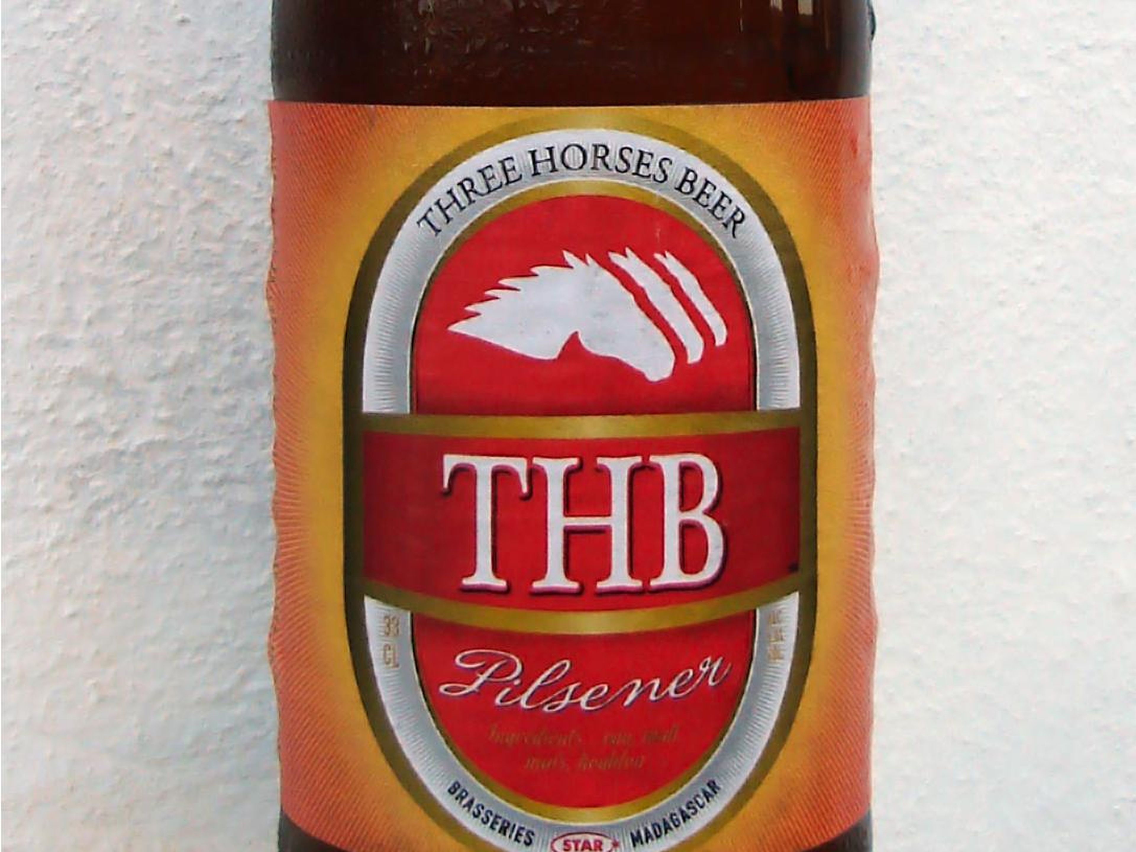 La cerveza que más se vende en Madagascar es la Three Horses.