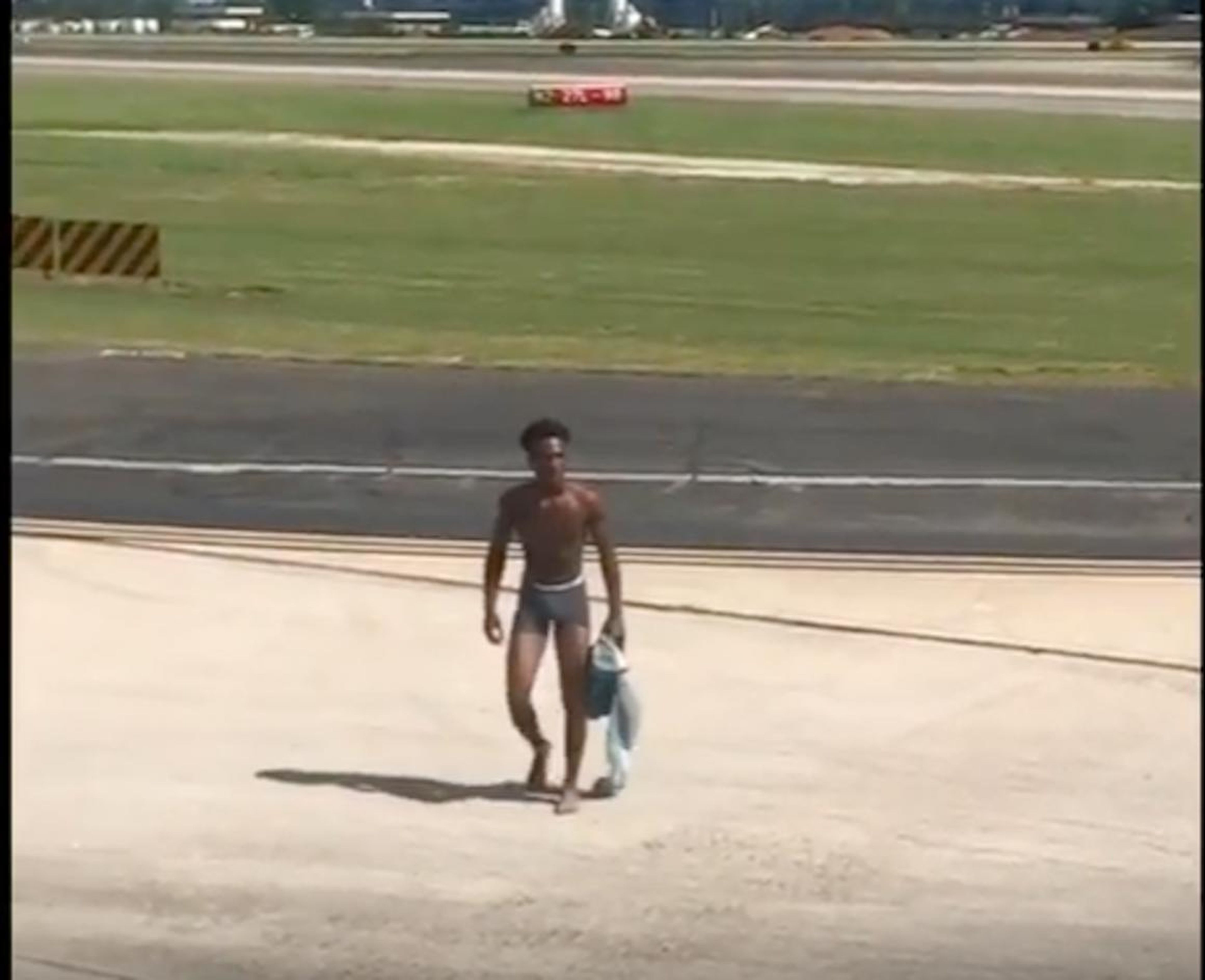 Jhryin Jones, de 19 años, corrió semi desnudo por el asfalto del aeropuerto con más tráfico del mundo.
