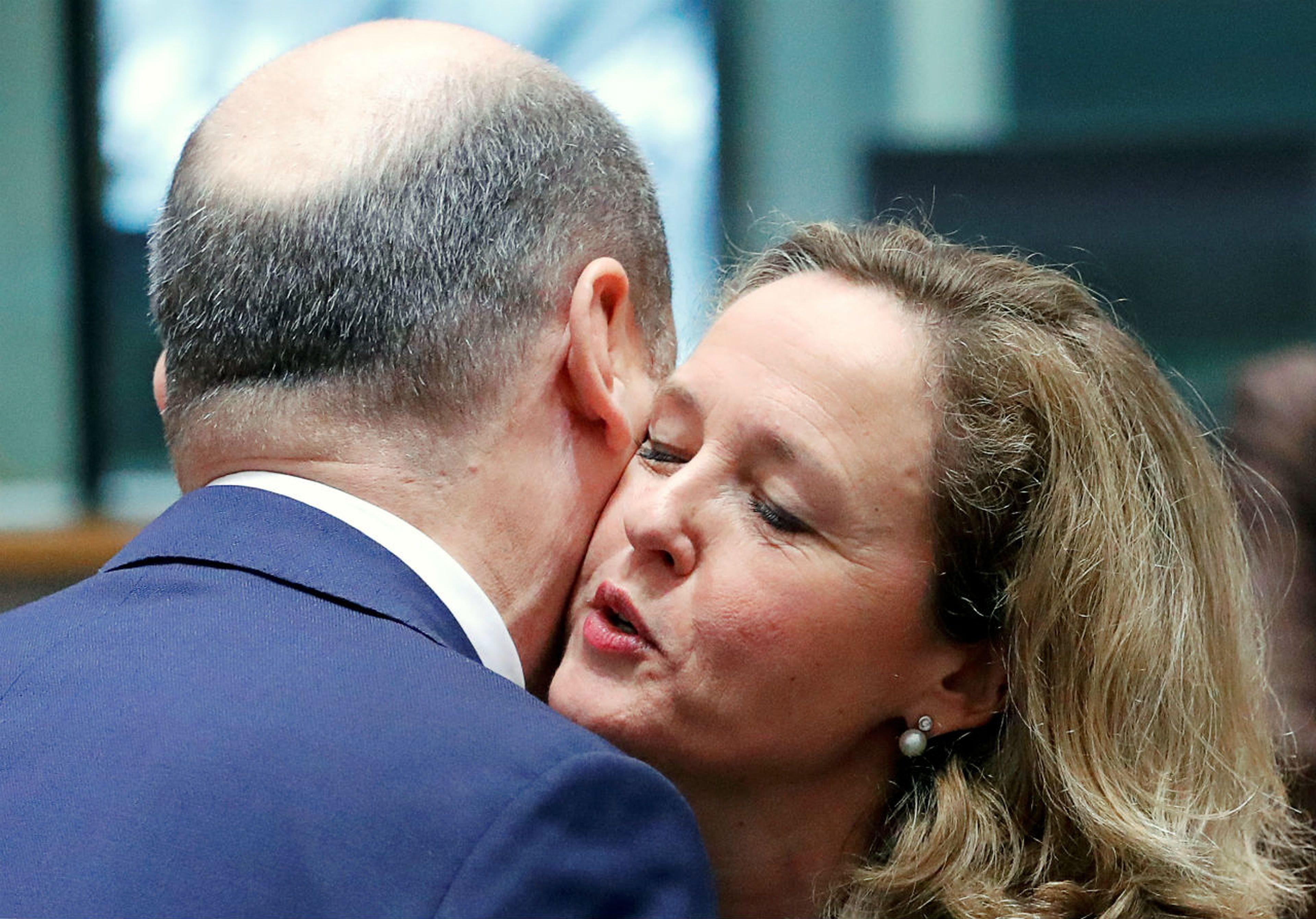 La ministra española de Economía, Nadia Calviño, saluda a su homólogo alemán, Olaf Schulz, en el Eurogrupo