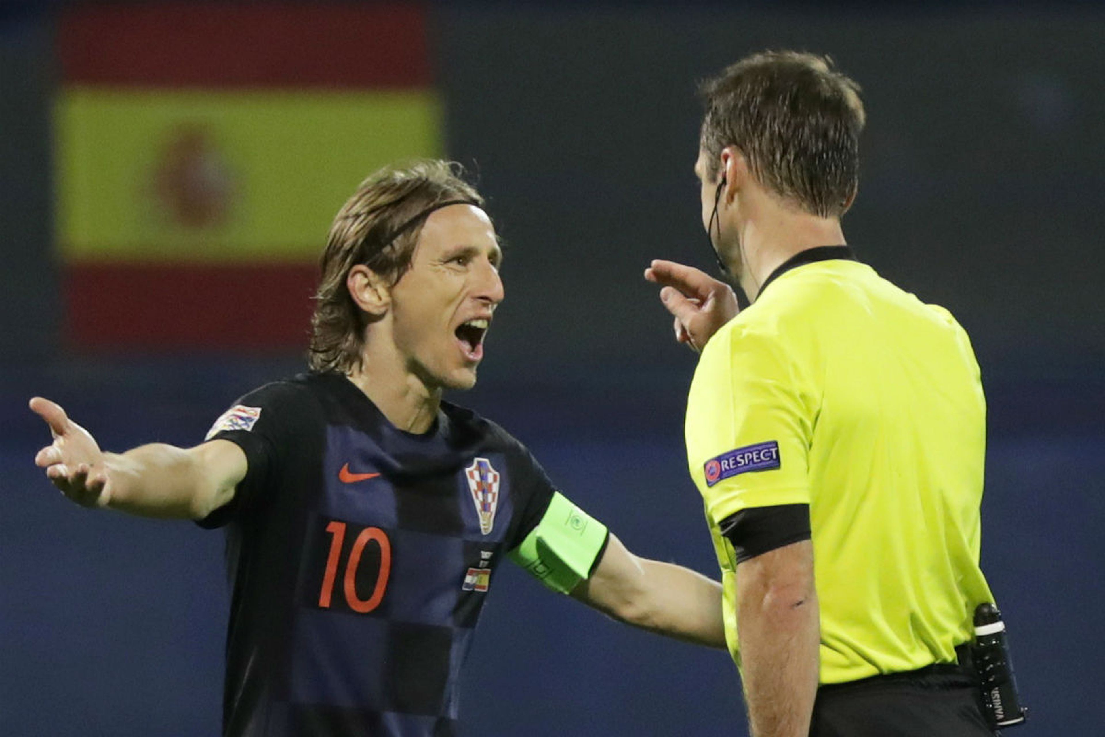 Modric protesta ante el árbitro durante el último partido contra España.