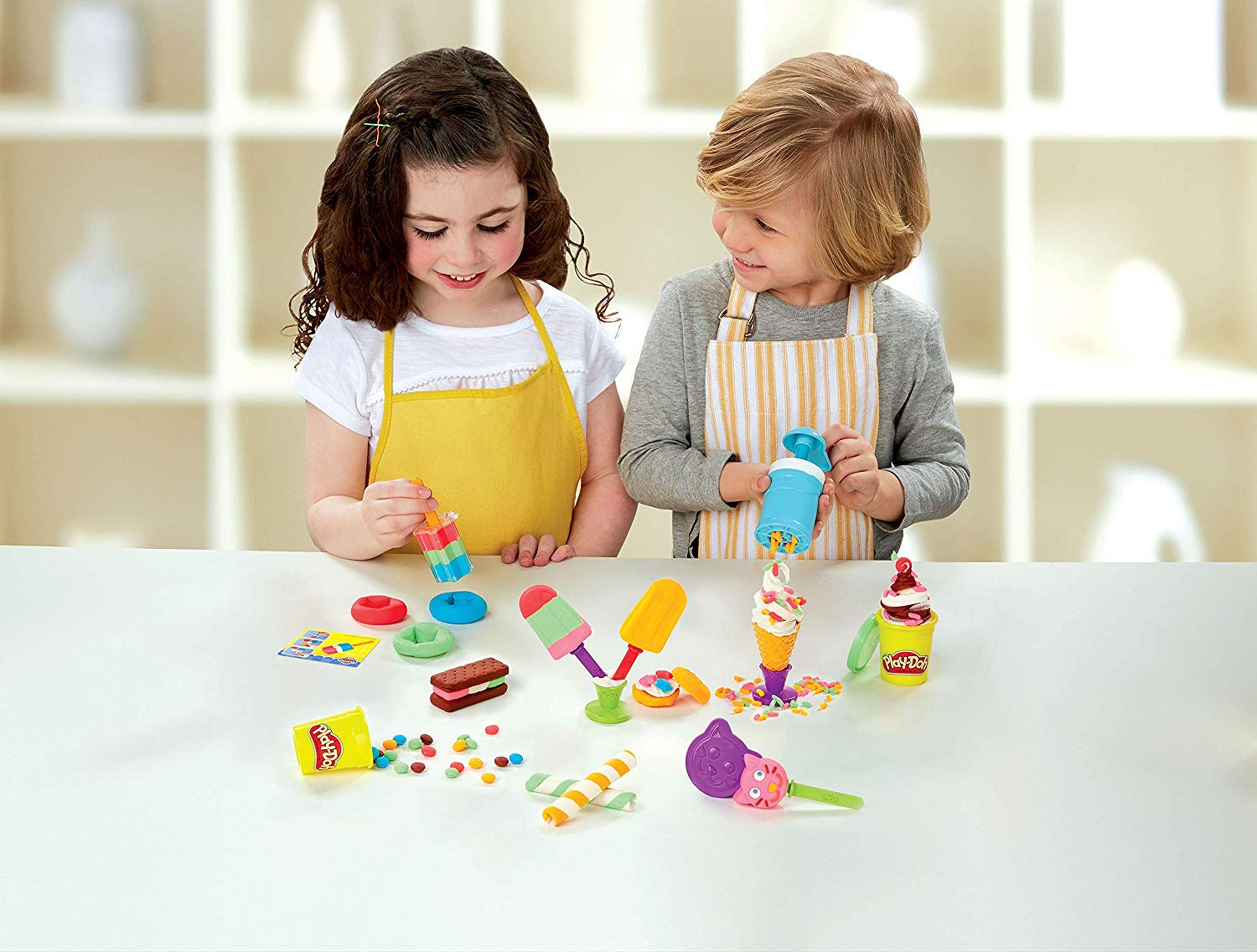 Niños jugando con plastilina