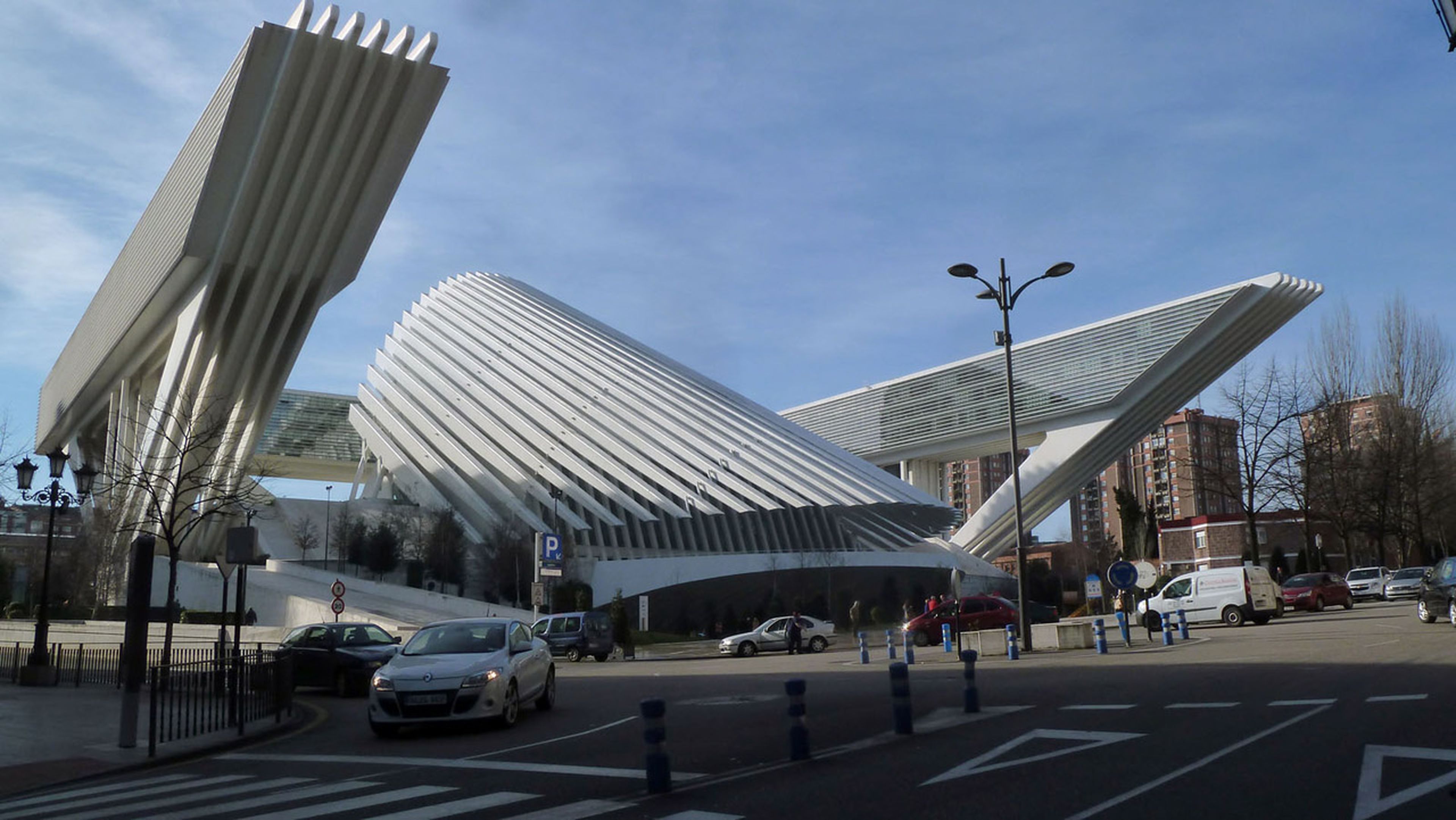 El Palacio de Congresos de Oviedo, obra de Calatrava, dejará de contar con tiendas en su interior como centro comercial a lo largo de 2019.