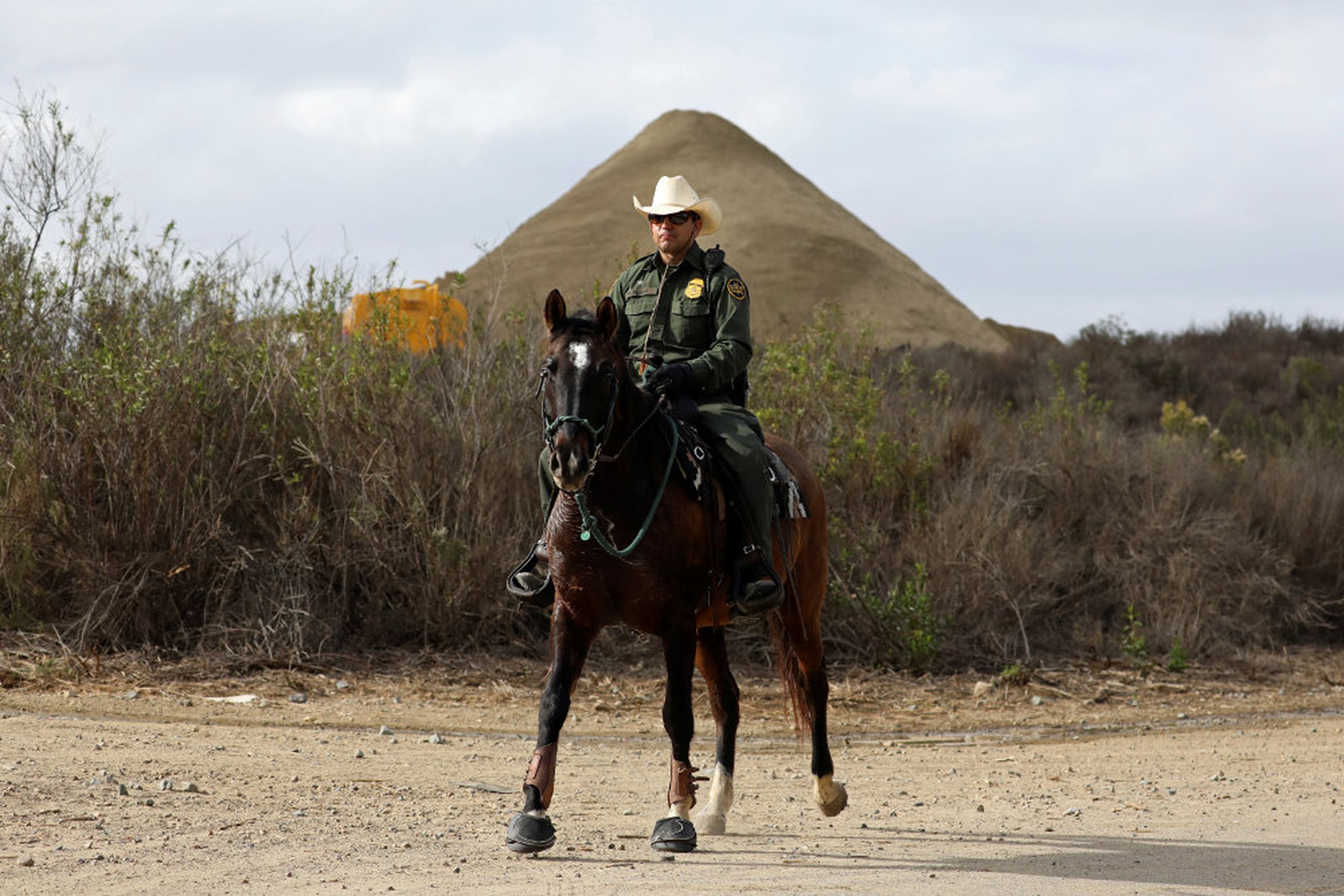 Un agente de la patrulla fronteriza de Aduanas de los Estados Unidos cerca de la frontera con México en el Parque Estatal Border Field en San Diego.